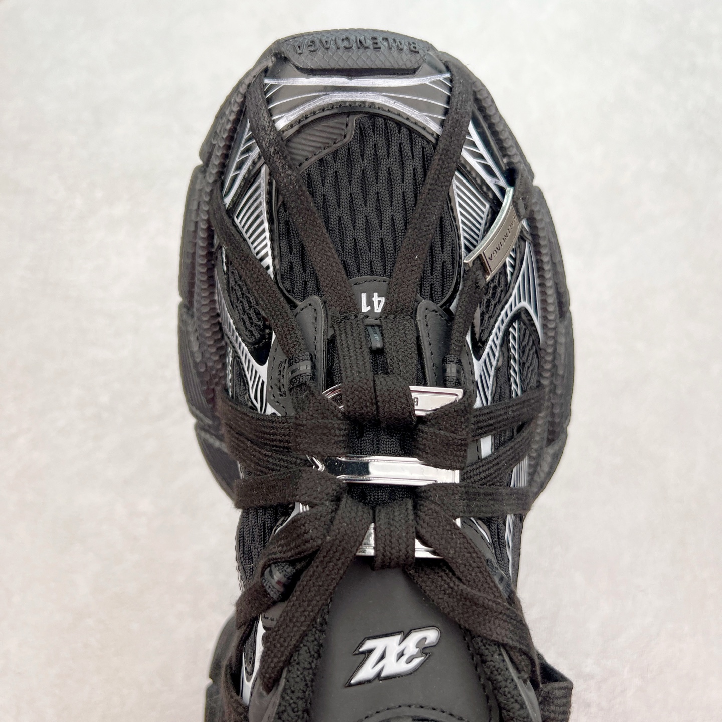 图片[4]-＃VG零售版 BALENCIAGA 3XL Sneakers 巴黎世家十代网布系带低帮走秀复古老爹鞋 全套原纸板楦头开发 最原汁原味的灵魂版型 全鞋荧光划线卡点 胶水把控整洁度追求极致完美 每一双都是工艺品 多重QC质检 超越公司货的品控标准 实实在在的免检产品 原盒原配 正确字体电绣 粗细、位置、大小正确 侧边TPU 透气孔匹配意产原版 正确分离大底 TPU软底 原版一致大底LOGO 立体感十足 原厂皮料水洗做旧 采购原厂网纱 不含皮革 网布材料和聚氨酯 磨损效果 鞋头边缘和后帮 Balenciaga 徽标 鞋面和后跟凸印尺码 鞋舌 3XL 橡胶品牌标识和反光细节 鞋帮拉袢和鞋舌拉祥 配反光细节 备用鞋带在鞋履前侧 可在穿着前取下 便于不同造型搭配 正常尺码 尺码：35 36 37 38 39 40 41 42 43 44 45 46-选品中心