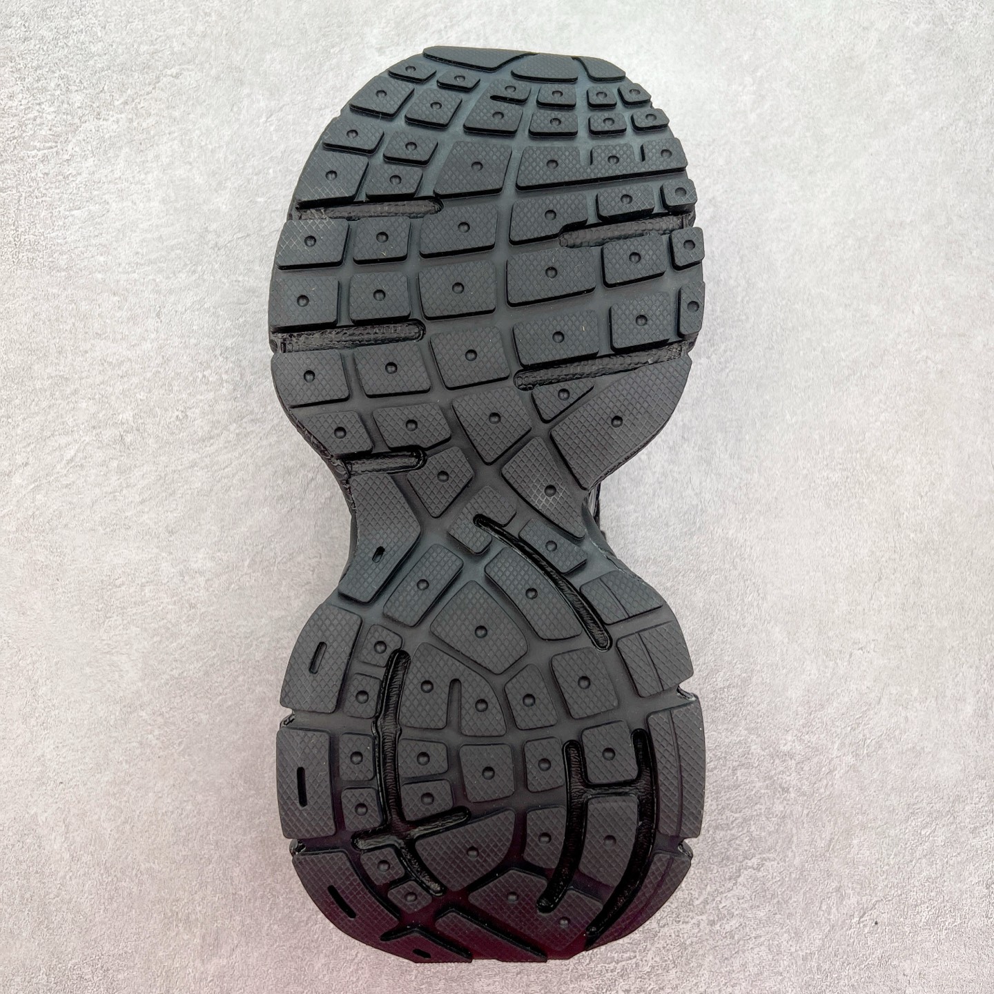 图片[9]-＃VG零售版 BALENCIAGA 3XL Sneakers 巴黎世家十代网布系带低帮走秀复古老爹鞋 全套原纸板楦头开发 最原汁原味的灵魂版型 全鞋荧光划线卡点 胶水把控整洁度追求极致完美 每一双都是工艺品 多重QC质检 超越公司货的品控标准 实实在在的免检产品 原盒原配 正确字体电绣 粗细、位置、大小正确 侧边TPU 透气孔匹配意产原版 正确分离大底 TPU软底 原版一致大底LOGO 立体感十足 原厂皮料水洗做旧 采购原厂网纱 不含皮革 网布材料和聚氨酯 磨损效果 鞋头边缘和后帮 Balenciaga 徽标 鞋面和后跟凸印尺码 鞋舌 3XL 橡胶品牌标识和反光细节 鞋帮拉袢和鞋舌拉祥 配反光细节 备用鞋带在鞋履前侧 可在穿着前取下 便于不同造型搭配 正常尺码 尺码：35 36 37 38 39 40 41 42 43 44 45 46-选品中心