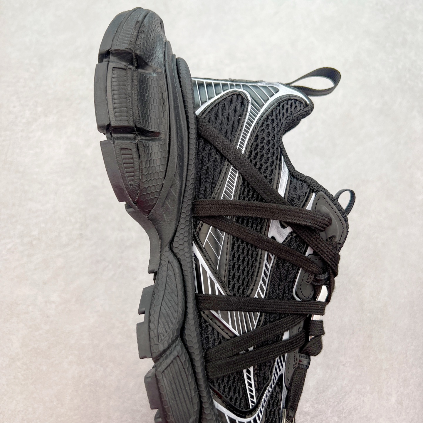 图片[6]-＃VG零售版 BALENCIAGA 3XL Sneakers 巴黎世家十代网布系带低帮走秀复古老爹鞋 全套原纸板楦头开发 最原汁原味的灵魂版型 全鞋荧光划线卡点 胶水把控整洁度追求极致完美 每一双都是工艺品 多重QC质检 超越公司货的品控标准 实实在在的免检产品 原盒原配 正确字体电绣 粗细、位置、大小正确 侧边TPU 透气孔匹配意产原版 正确分离大底 TPU软底 原版一致大底LOGO 立体感十足 原厂皮料水洗做旧 采购原厂网纱 不含皮革 网布材料和聚氨酯 磨损效果 鞋头边缘和后帮 Balenciaga 徽标 鞋面和后跟凸印尺码 鞋舌 3XL 橡胶品牌标识和反光细节 鞋帮拉袢和鞋舌拉祥 配反光细节 备用鞋带在鞋履前侧 可在穿着前取下 便于不同造型搭配 正常尺码 尺码：35 36 37 38 39 40 41 42 43 44 45 46-选品中心