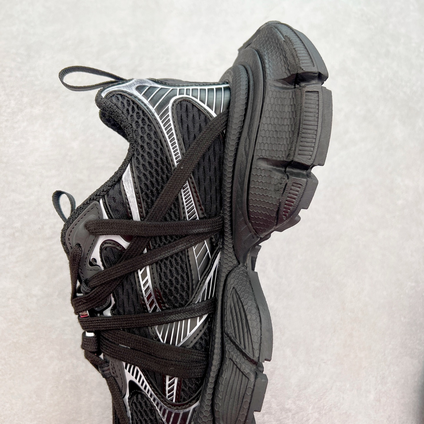 图片[7]-＃VG零售版 BALENCIAGA 3XL Sneakers 巴黎世家十代网布系带低帮走秀复古老爹鞋 全套原纸板楦头开发 最原汁原味的灵魂版型 全鞋荧光划线卡点 胶水把控整洁度追求极致完美 每一双都是工艺品 多重QC质检 超越公司货的品控标准 实实在在的免检产品 原盒原配 正确字体电绣 粗细、位置、大小正确 侧边TPU 透气孔匹配意产原版 正确分离大底 TPU软底 原版一致大底LOGO 立体感十足 原厂皮料水洗做旧 采购原厂网纱 不含皮革 网布材料和聚氨酯 磨损效果 鞋头边缘和后帮 Balenciaga 徽标 鞋面和后跟凸印尺码 鞋舌 3XL 橡胶品牌标识和反光细节 鞋帮拉袢和鞋舌拉祥 配反光细节 备用鞋带在鞋履前侧 可在穿着前取下 便于不同造型搭配 正常尺码 尺码：35 36 37 38 39 40 41 42 43 44 45 46-选品中心