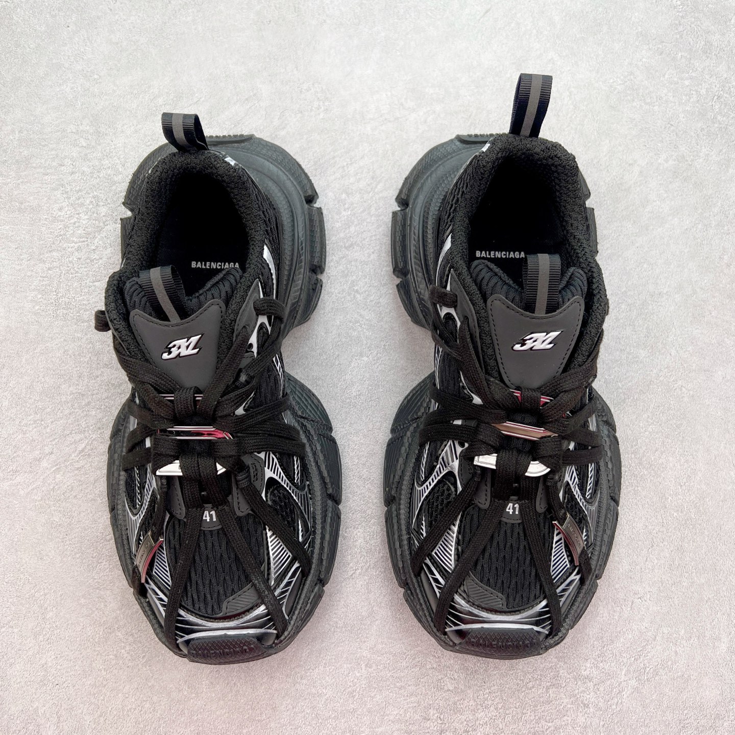 图片[2]-＃VG零售版 BALENCIAGA 3XL Sneakers 巴黎世家十代网布系带低帮走秀复古老爹鞋 全套原纸板楦头开发 最原汁原味的灵魂版型 全鞋荧光划线卡点 胶水把控整洁度追求极致完美 每一双都是工艺品 多重QC质检 超越公司货的品控标准 实实在在的免检产品 原盒原配 正确字体电绣 粗细、位置、大小正确 侧边TPU 透气孔匹配意产原版 正确分离大底 TPU软底 原版一致大底LOGO 立体感十足 原厂皮料水洗做旧 采购原厂网纱 不含皮革 网布材料和聚氨酯 磨损效果 鞋头边缘和后帮 Balenciaga 徽标 鞋面和后跟凸印尺码 鞋舌 3XL 橡胶品牌标识和反光细节 鞋帮拉袢和鞋舌拉祥 配反光细节 备用鞋带在鞋履前侧 可在穿着前取下 便于不同造型搭配 正常尺码 尺码：35 36 37 38 39 40 41 42 43 44 45 46-选品中心