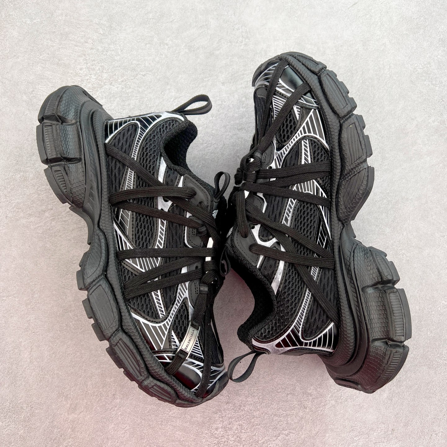 图片[3]-＃VG零售版 BALENCIAGA 3XL Sneakers 巴黎世家十代网布系带低帮走秀复古老爹鞋 全套原纸板楦头开发 最原汁原味的灵魂版型 全鞋荧光划线卡点 胶水把控整洁度追求极致完美 每一双都是工艺品 多重QC质检 超越公司货的品控标准 实实在在的免检产品 原盒原配 正确字体电绣 粗细、位置、大小正确 侧边TPU 透气孔匹配意产原版 正确分离大底 TPU软底 原版一致大底LOGO 立体感十足 原厂皮料水洗做旧 采购原厂网纱 不含皮革 网布材料和聚氨酯 磨损效果 鞋头边缘和后帮 Balenciaga 徽标 鞋面和后跟凸印尺码 鞋舌 3XL 橡胶品牌标识和反光细节 鞋帮拉袢和鞋舌拉祥 配反光细节 备用鞋带在鞋履前侧 可在穿着前取下 便于不同造型搭配 正常尺码 尺码：35 36 37 38 39 40 41 42 43 44 45 46-选品中心