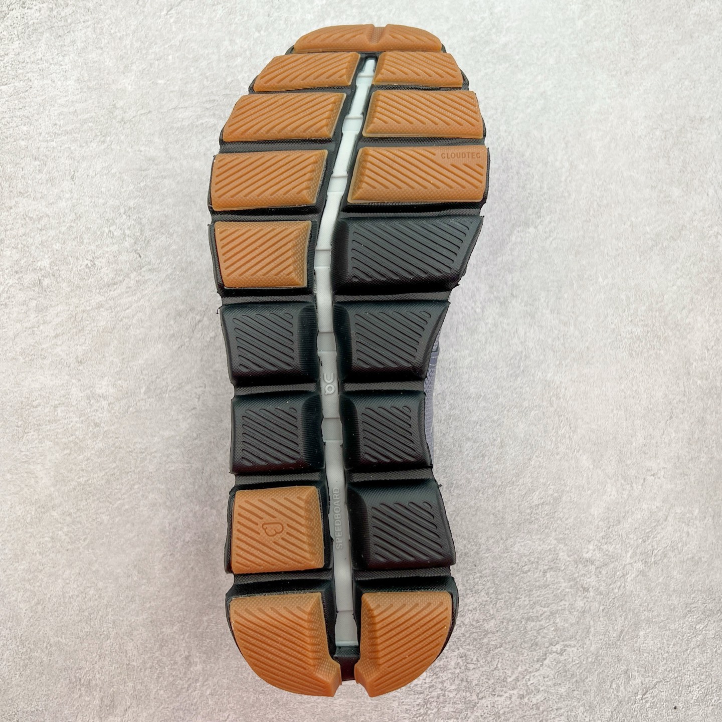 图片[9]-On Cloudsurfer Next 舒适百搭防滑耐磨低帮休闲跑步鞋 昂跑运动品牌 开创于2010年 缓震着陆、强效回弹、轻柔质感的设计构思始终是ON研制关键 与此同时基于“为全球提供革新性的跑步感受”信念 陆续推出了多款跑鞋及其以专业运动人体跑步工程学为设计关键的功能性跑步服饰设备 让跑者不费力气地畅快畅跑 尺码：36 36.5 37.5 38 38.5 39 40 40.5 41 42 42.5 43 44 44.5 45-选品中心