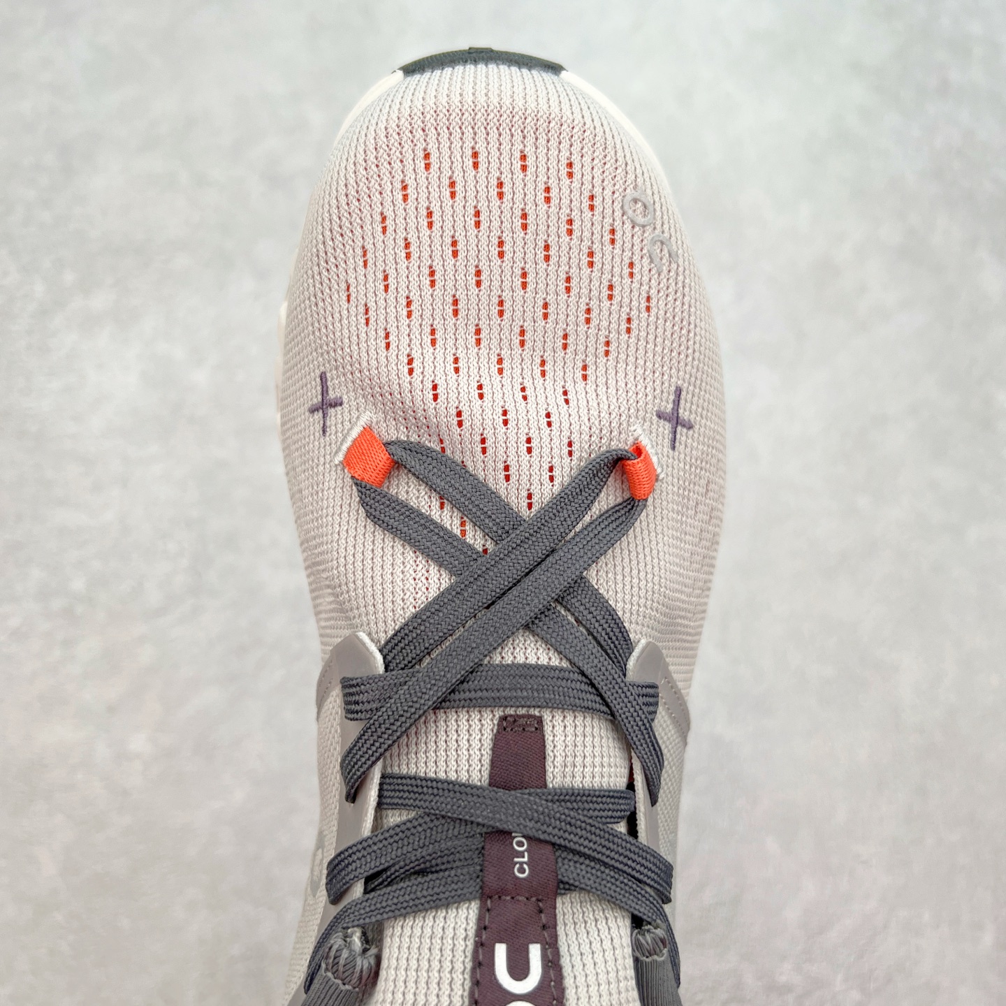 图片[4]-On Cloudsurfer Next 舒适百搭防滑耐磨低帮休闲跑步鞋 昂跑运动品牌 开创于2010年 缓震着陆、强效回弹、轻柔质感的设计构思始终是ON研制关键 与此同时基于“为全球提供革新性的跑步感受”信念 陆续推出了多款跑鞋及其以专业运动人体跑步工程学为设计关键的功能性跑步服饰设备 让跑者不费力气地畅快畅跑 尺码：36 36.5 37.5 38 38.5 39 40 40.5 41 42 42.5 43 44 44.5 45-选品中心