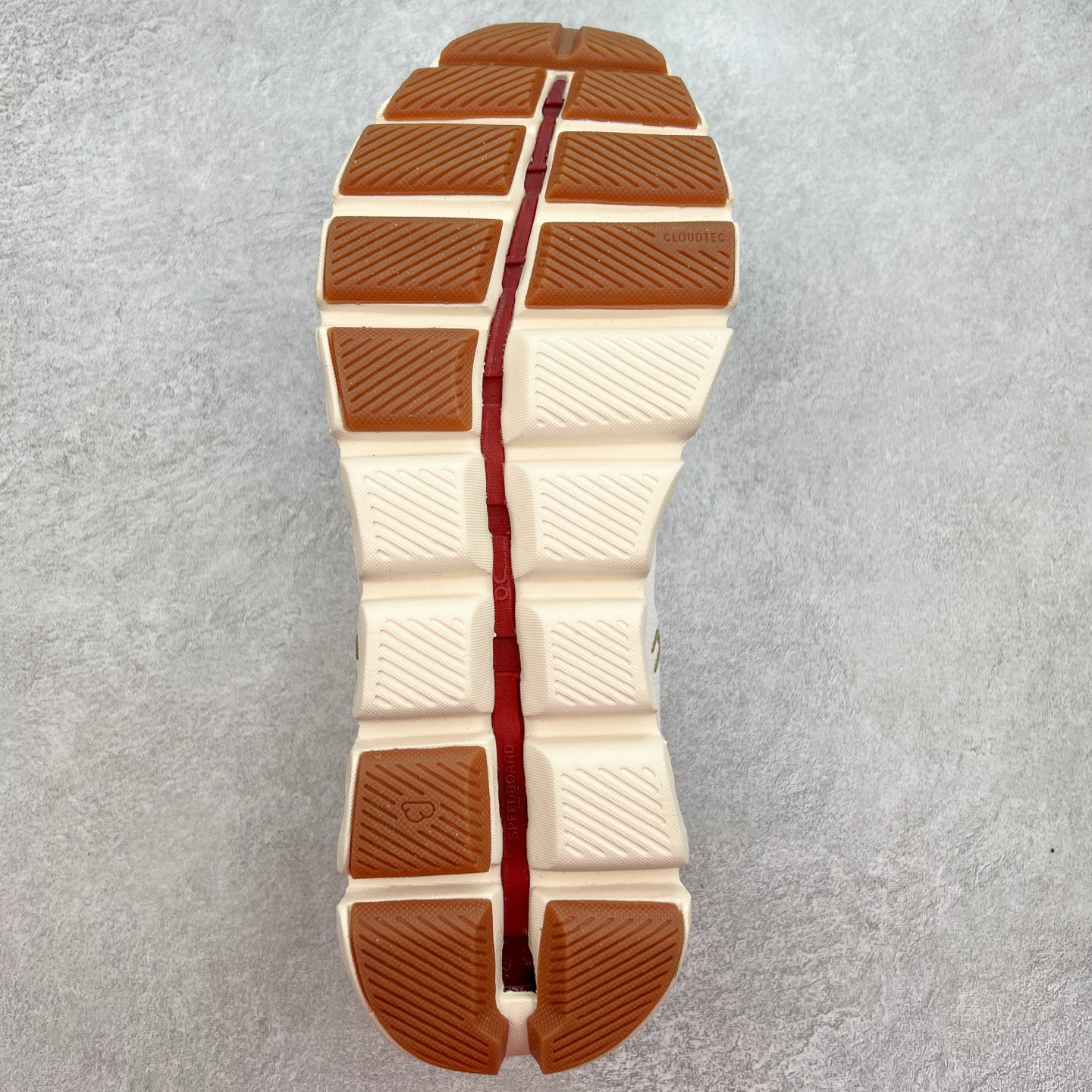 图片[9]-On Cloudsurfer Next 舒适百搭防滑耐磨低帮休闲跑步鞋 昂跑运动品牌 开创于2010年 缓震着陆、强效回弹、轻柔质感的设计构思始终是ON研制关键 与此同时基于“为全球提供革新性的跑步感受”信念 陆续推出了多款跑鞋及其以专业运动人体跑步工程学为设计关键的功能性跑步服饰设备 让跑者不费力气地畅快畅跑 尺码：36 36.5 37.5 38 38.5 39 40 40.5 41 42 42.5 43 44 44.5 45-选品中心