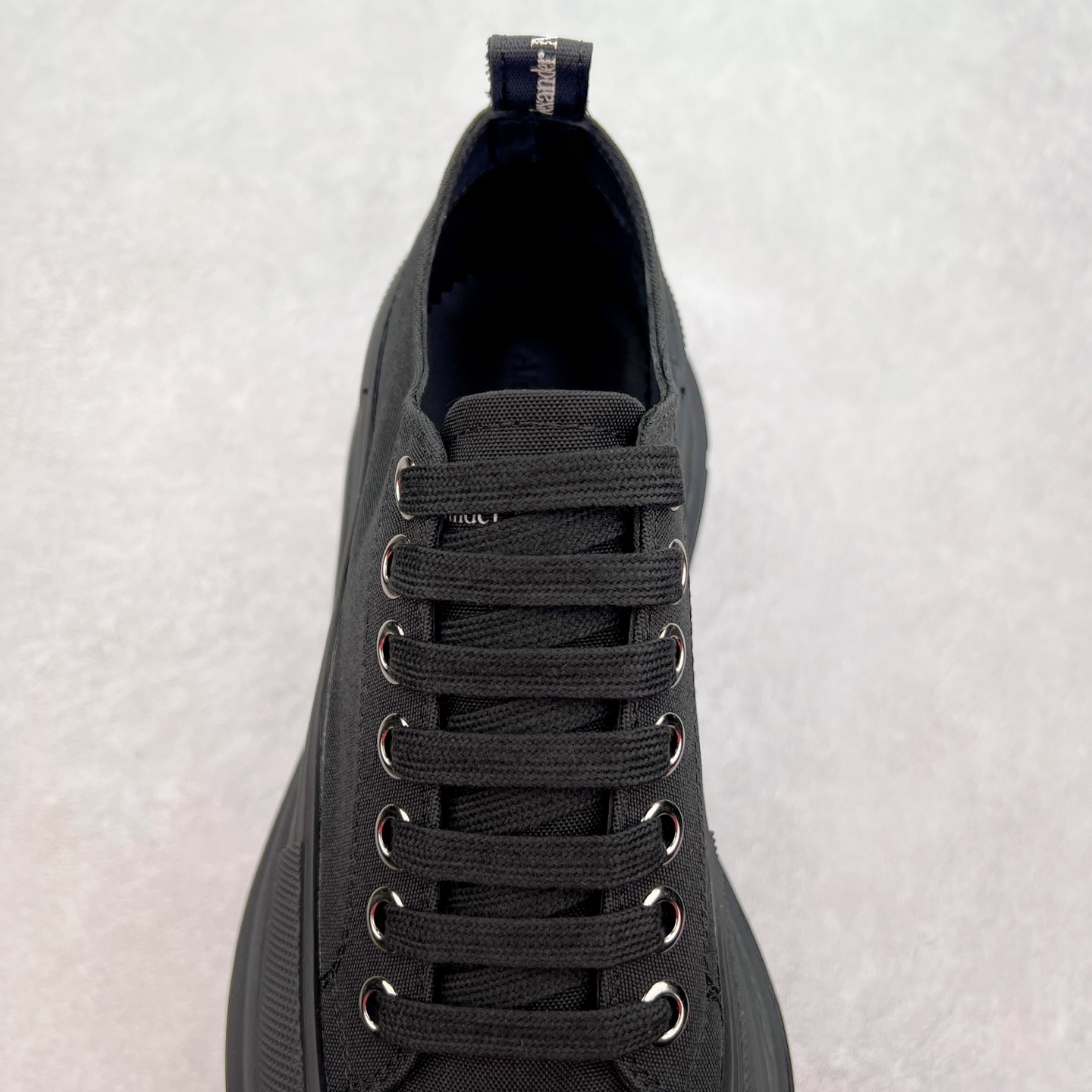 图片[5]-AlexanderMcQueen/亚历山大麦昆松糕鞋厚底增高帆布鞋 #官方同步发售 全市场最高版本 随意对比任何版本#鞋面定制原版军用级别帆布面料，面料不拉手、过水性强、很密实 种面料高稳定型比皮料还要贵，色泽温润。垫脚贴合高密度弹力乳胶鞋垫，脚感舒适弹性足。大底采用原版开模抽真空大底，质感、耐磨性更强。上脚立马增加5公分腿长，超级显腿瘦，鞋子的设计很好的拉长整个身材比例，秒变大长腿的视感，轻松驾驭各种服饰搭配。各路大咖明星频繁上脚款，一鞋难求，一定是你鞋柜必种草的一双鞋，想要大长腿的集美们必须入手。尺码：35 36 37 38 39 40 41 42 43 44-选品中心