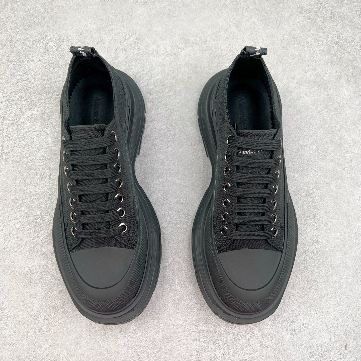 图片[2]-AlexanderMcQueen/亚历山大麦昆松糕鞋厚底增高帆布鞋 #官方同步发售 全市场最高版本 随意对比任何版本#鞋面定制原版军用级别帆布面料，面料不拉手、过水性强、很密实 种面料高稳定型比皮料还要贵，色泽温润。垫脚贴合高密度弹力乳胶鞋垫，脚感舒适弹性足。大底采用原版开模抽真空大底，质感、耐磨性更强。上脚立马增加5公分腿长，超级显腿瘦，鞋子的设计很好的拉长整个身材比例，秒变大长腿的视感，轻松驾驭各种服饰搭配。各路大咖明星频繁上脚款，一鞋难求，一定是你鞋柜必种草的一双鞋，想要大长腿的集美们必须入手。尺码：35 36 37 38 39 40 41 42 43 44-选品中心