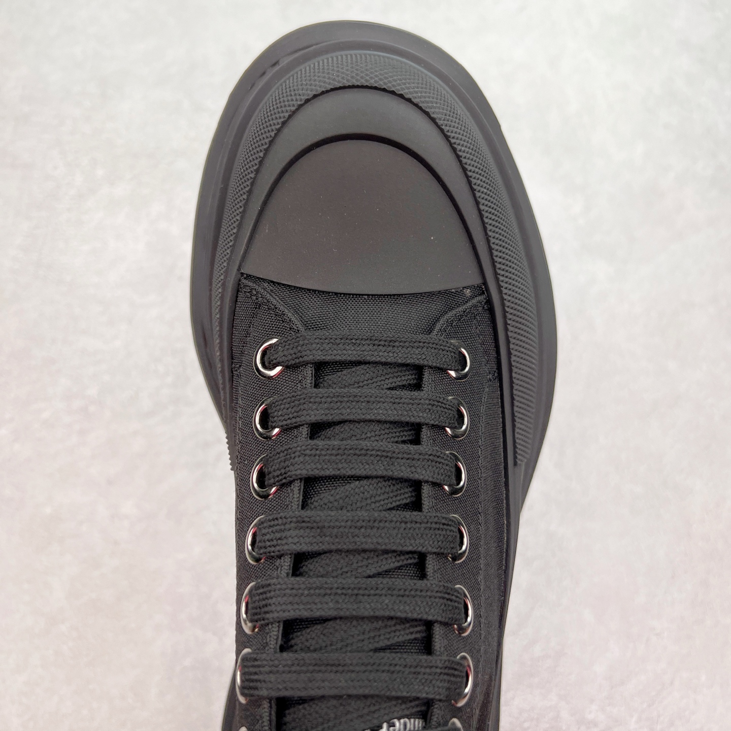 图片[4]-AlexanderMcQueen/亚历山大麦昆松糕鞋厚底增高帆布鞋 #官方同步发售 全市场最高版本 随意对比任何版本#鞋面定制原版军用级别帆布面料，面料不拉手、过水性强、很密实 种面料高稳定型比皮料还要贵，色泽温润。垫脚贴合高密度弹力乳胶鞋垫，脚感舒适弹性足。大底采用原版开模抽真空大底，质感、耐磨性更强。上脚立马增加5公分腿长，超级显腿瘦，鞋子的设计很好的拉长整个身材比例，秒变大长腿的视感，轻松驾驭各种服饰搭配。各路大咖明星频繁上脚款，一鞋难求，一定是你鞋柜必种草的一双鞋，想要大长腿的集美们必须入手。尺码：35 36 37 38 39 40 41 42 43 44-选品中心