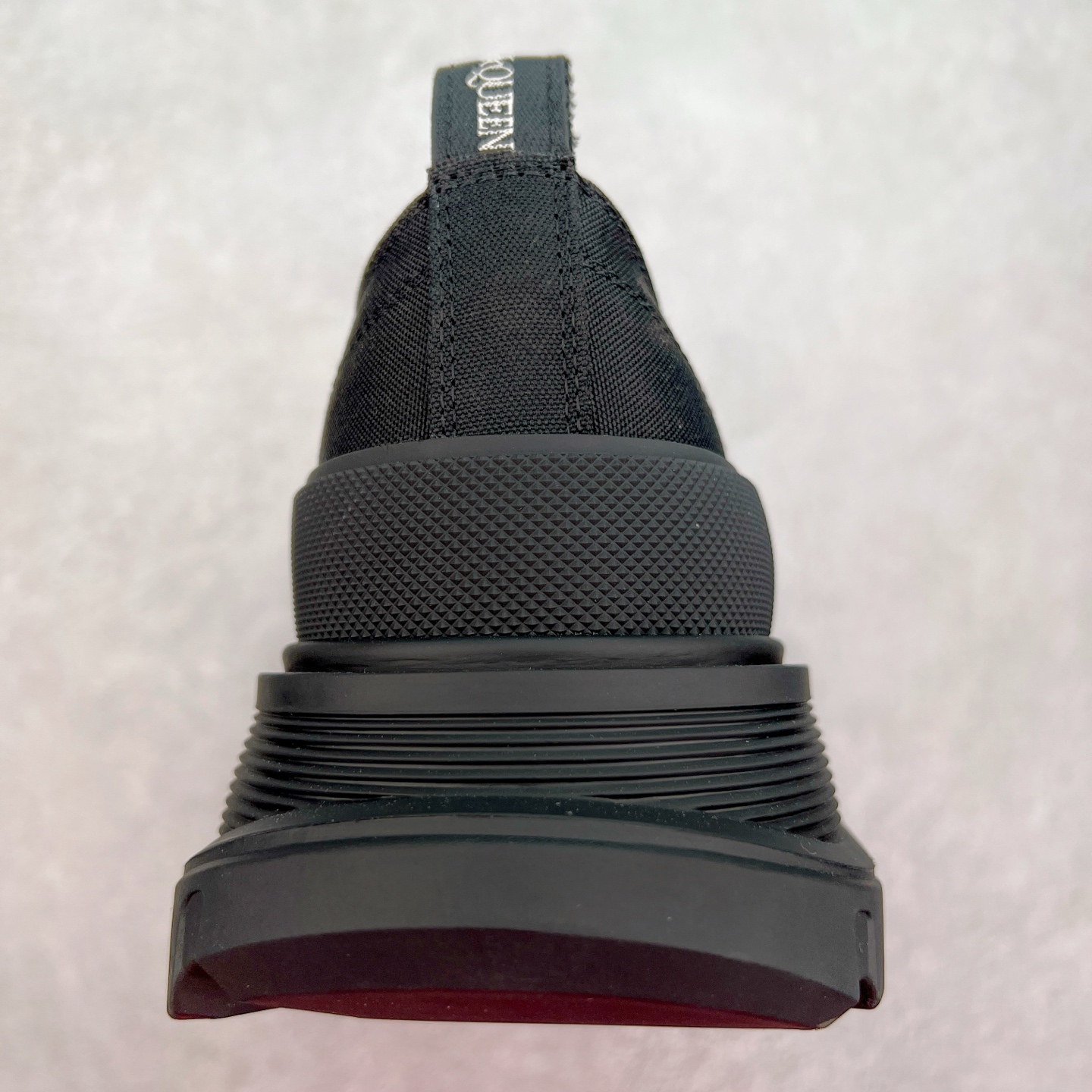 图片[8]-AlexanderMcQueen/亚历山大麦昆松糕鞋厚底增高帆布鞋 #官方同步发售 全市场最高版本 随意对比任何版本#鞋面定制原版军用级别帆布面料，面料不拉手、过水性强、很密实 种面料高稳定型比皮料还要贵，色泽温润。垫脚贴合高密度弹力乳胶鞋垫，脚感舒适弹性足。大底采用原版开模抽真空大底，质感、耐磨性更强。上脚立马增加5公分腿长，超级显腿瘦，鞋子的设计很好的拉长整个身材比例，秒变大长腿的视感，轻松驾驭各种服饰搭配。各路大咖明星频繁上脚款，一鞋难求，一定是你鞋柜必种草的一双鞋，想要大长腿的集美们必须入手。尺码：35 36 37 38 39 40 41 42 43 44-选品中心