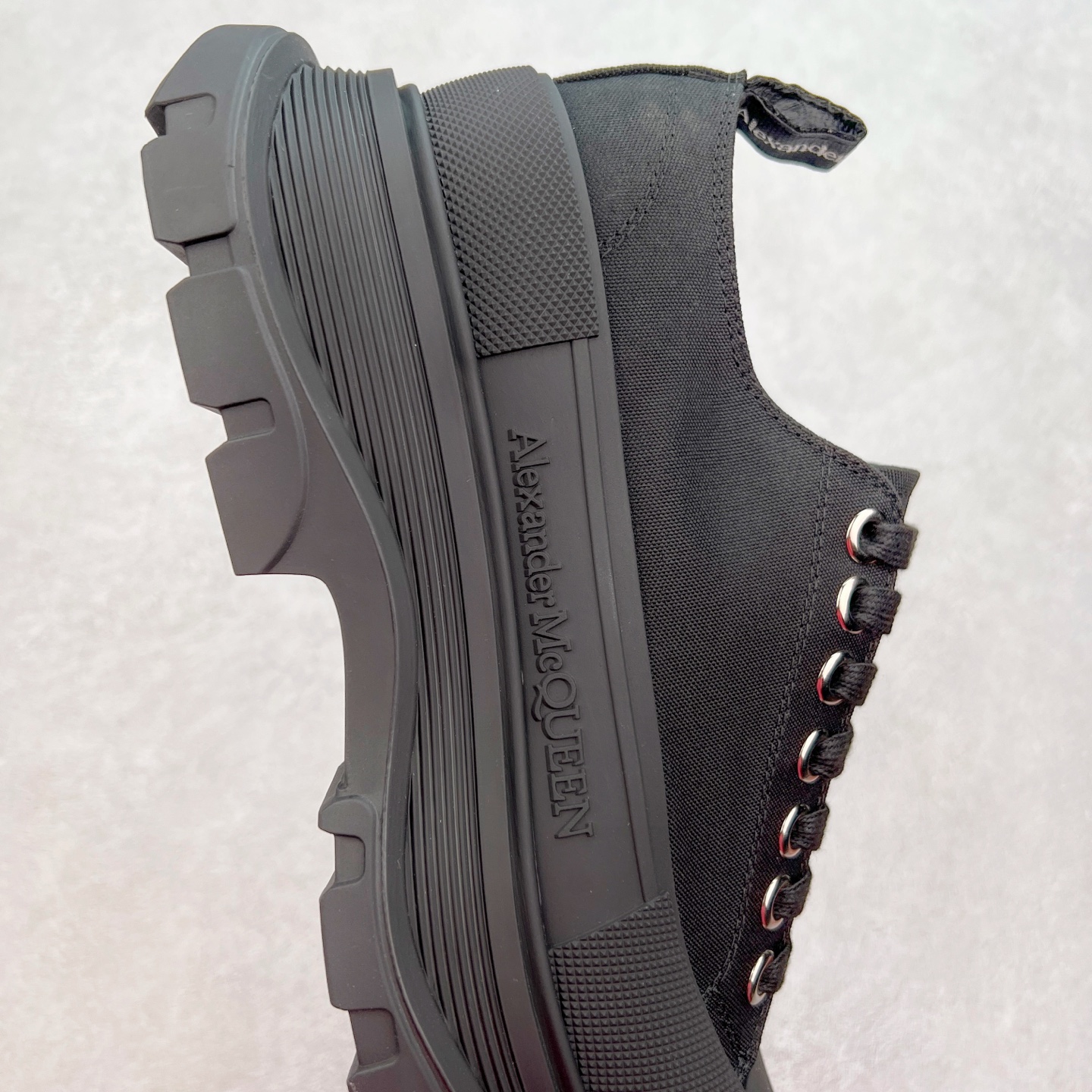 图片[6]-AlexanderMcQueen/亚历山大麦昆松糕鞋厚底增高帆布鞋 #官方同步发售 全市场最高版本 随意对比任何版本#鞋面定制原版军用级别帆布面料，面料不拉手、过水性强、很密实 种面料高稳定型比皮料还要贵，色泽温润。垫脚贴合高密度弹力乳胶鞋垫，脚感舒适弹性足。大底采用原版开模抽真空大底，质感、耐磨性更强。上脚立马增加5公分腿长，超级显腿瘦，鞋子的设计很好的拉长整个身材比例，秒变大长腿的视感，轻松驾驭各种服饰搭配。各路大咖明星频繁上脚款，一鞋难求，一定是你鞋柜必种草的一双鞋，想要大长腿的集美们必须入手。尺码：35 36 37 38 39 40 41 42 43 44-选品中心