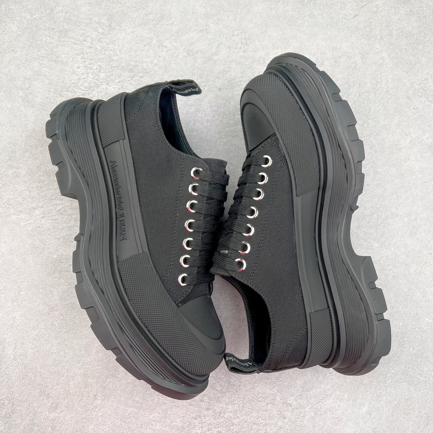 图片[3]-AlexanderMcQueen/亚历山大麦昆松糕鞋厚底增高帆布鞋 #官方同步发售 全市场最高版本 随意对比任何版本#鞋面定制原版军用级别帆布面料，面料不拉手、过水性强、很密实 种面料高稳定型比皮料还要贵，色泽温润。垫脚贴合高密度弹力乳胶鞋垫，脚感舒适弹性足。大底采用原版开模抽真空大底，质感、耐磨性更强。上脚立马增加5公分腿长，超级显腿瘦，鞋子的设计很好的拉长整个身材比例，秒变大长腿的视感，轻松驾驭各种服饰搭配。各路大咖明星频繁上脚款，一鞋难求，一定是你鞋柜必种草的一双鞋，想要大长腿的集美们必须入手。尺码：35 36 37 38 39 40 41 42 43 44-选品中心