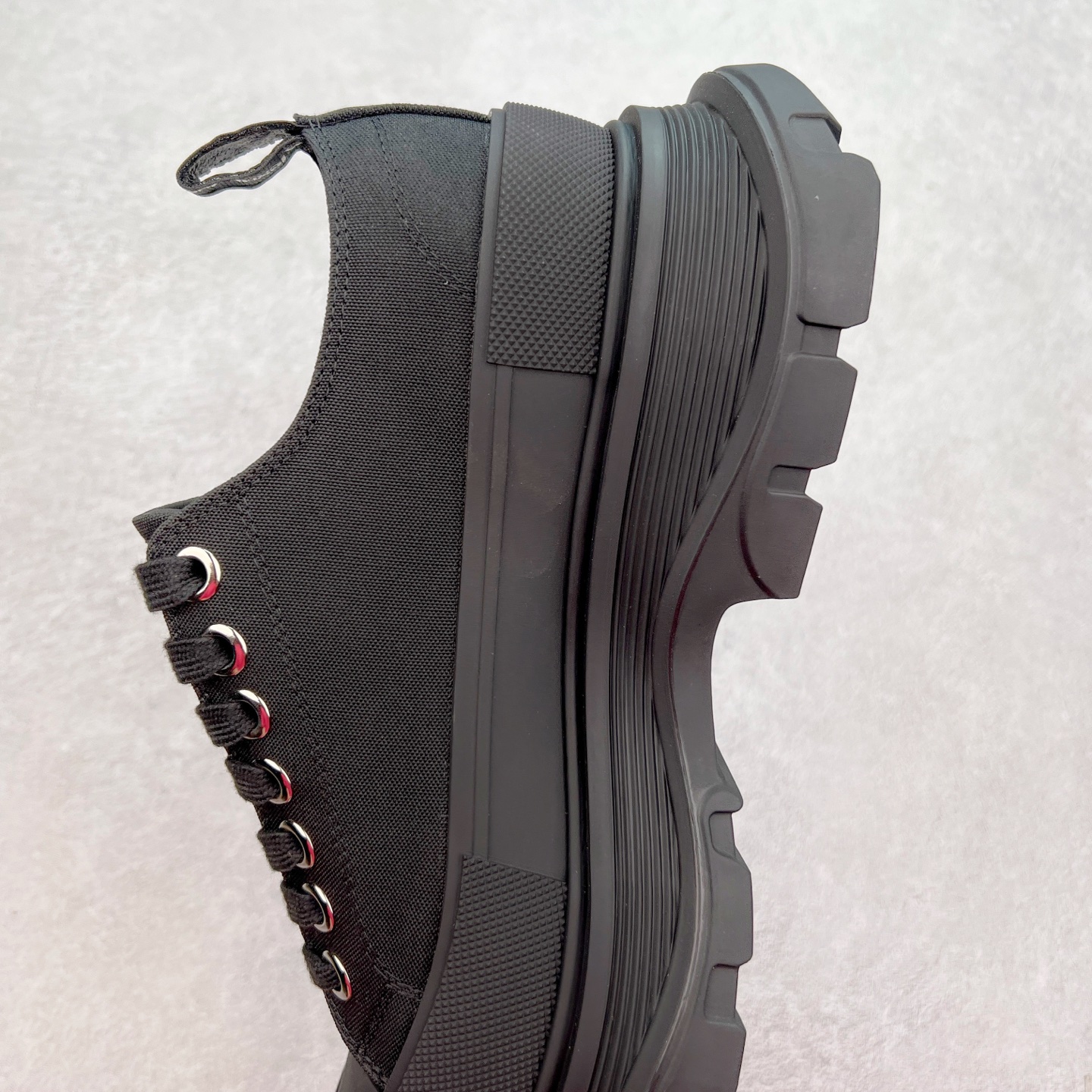 图片[7]-AlexanderMcQueen/亚历山大麦昆松糕鞋厚底增高帆布鞋 #官方同步发售 全市场最高版本 随意对比任何版本#鞋面定制原版军用级别帆布面料，面料不拉手、过水性强、很密实 种面料高稳定型比皮料还要贵，色泽温润。垫脚贴合高密度弹力乳胶鞋垫，脚感舒适弹性足。大底采用原版开模抽真空大底，质感、耐磨性更强。上脚立马增加5公分腿长，超级显腿瘦，鞋子的设计很好的拉长整个身材比例，秒变大长腿的视感，轻松驾驭各种服饰搭配。各路大咖明星频繁上脚款，一鞋难求，一定是你鞋柜必种草的一双鞋，想要大长腿的集美们必须入手。尺码：35 36 37 38 39 40 41 42 43 44-选品中心