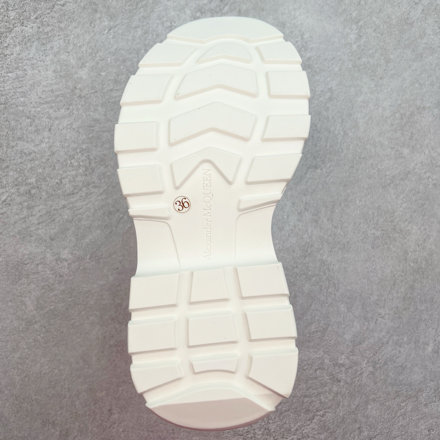 图片[9]-AlexanderMcQueen/亚历山大麦昆松糕鞋厚底增高帆布鞋 #官方同步发售 全市场最高版本 随意对比任何版本#鞋面定制原版军用级别帆布面料，面料不拉手、过水性强、很密实 种面料高稳定型比皮料还要贵，色泽温润。垫脚贴合高密度弹力乳胶鞋垫，脚感舒适弹性足。大底采用原版开模抽真空大底，质感、耐磨性更强。上脚立马增加5公分腿长，超级显腿瘦，鞋子的设计很好的拉长整个身材比例，秒变大长腿的视感，轻松驾驭各种服饰搭配。各路大咖明星频繁上脚款，一鞋难求，一定是你鞋柜必种草的一双鞋，想要大长腿的集美们必须入手。尺码：35 36 37 38 39 40 41 42 43 44-选品中心