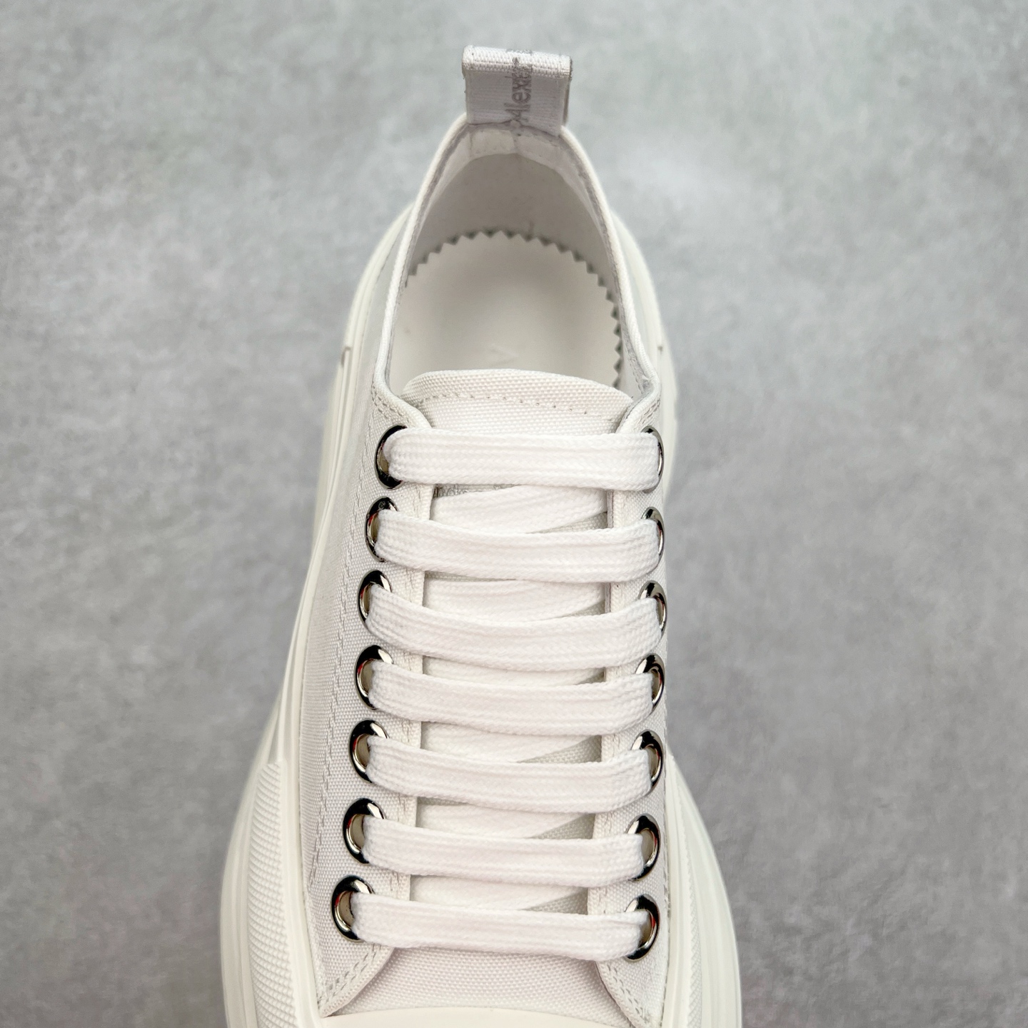 图片[5]-AlexanderMcQueen/亚历山大麦昆松糕鞋厚底增高帆布鞋 #官方同步发售 全市场最高版本 随意对比任何版本#鞋面定制原版军用级别帆布面料，面料不拉手、过水性强、很密实 种面料高稳定型比皮料还要贵，色泽温润。垫脚贴合高密度弹力乳胶鞋垫，脚感舒适弹性足。大底采用原版开模抽真空大底，质感、耐磨性更强。上脚立马增加5公分腿长，超级显腿瘦，鞋子的设计很好的拉长整个身材比例，秒变大长腿的视感，轻松驾驭各种服饰搭配。各路大咖明星频繁上脚款，一鞋难求，一定是你鞋柜必种草的一双鞋，想要大长腿的集美们必须入手。尺码：35 36 37 38 39 40 41 42 43 44-选品中心