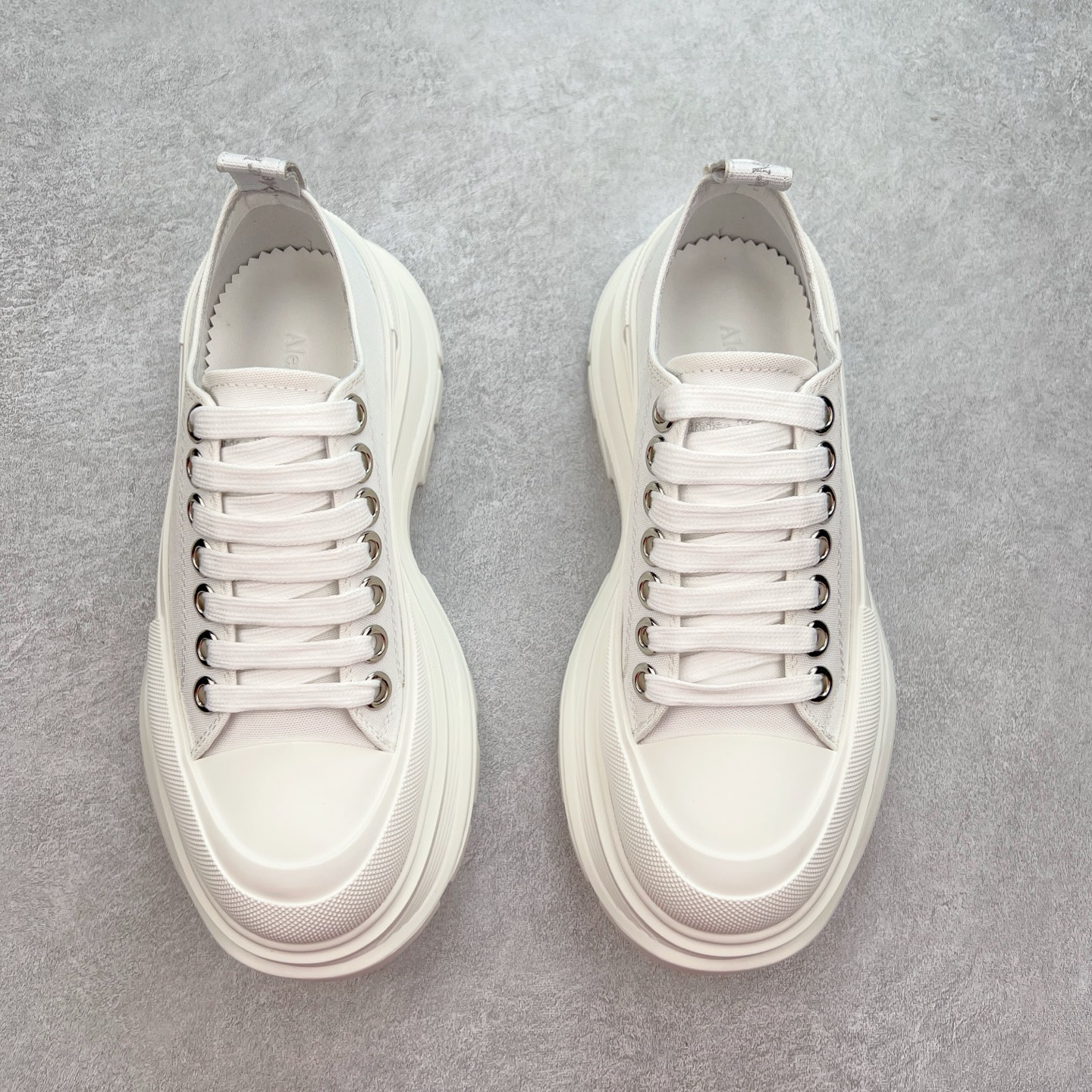 图片[2]-AlexanderMcQueen/亚历山大麦昆松糕鞋厚底增高帆布鞋 #官方同步发售 全市场最高版本 随意对比任何版本#鞋面定制原版军用级别帆布面料，面料不拉手、过水性强、很密实 种面料高稳定型比皮料还要贵，色泽温润。垫脚贴合高密度弹力乳胶鞋垫，脚感舒适弹性足。大底采用原版开模抽真空大底，质感、耐磨性更强。上脚立马增加5公分腿长，超级显腿瘦，鞋子的设计很好的拉长整个身材比例，秒变大长腿的视感，轻松驾驭各种服饰搭配。各路大咖明星频繁上脚款，一鞋难求，一定是你鞋柜必种草的一双鞋，想要大长腿的集美们必须入手。尺码：35 36 37 38 39 40 41 42 43 44-选品中心