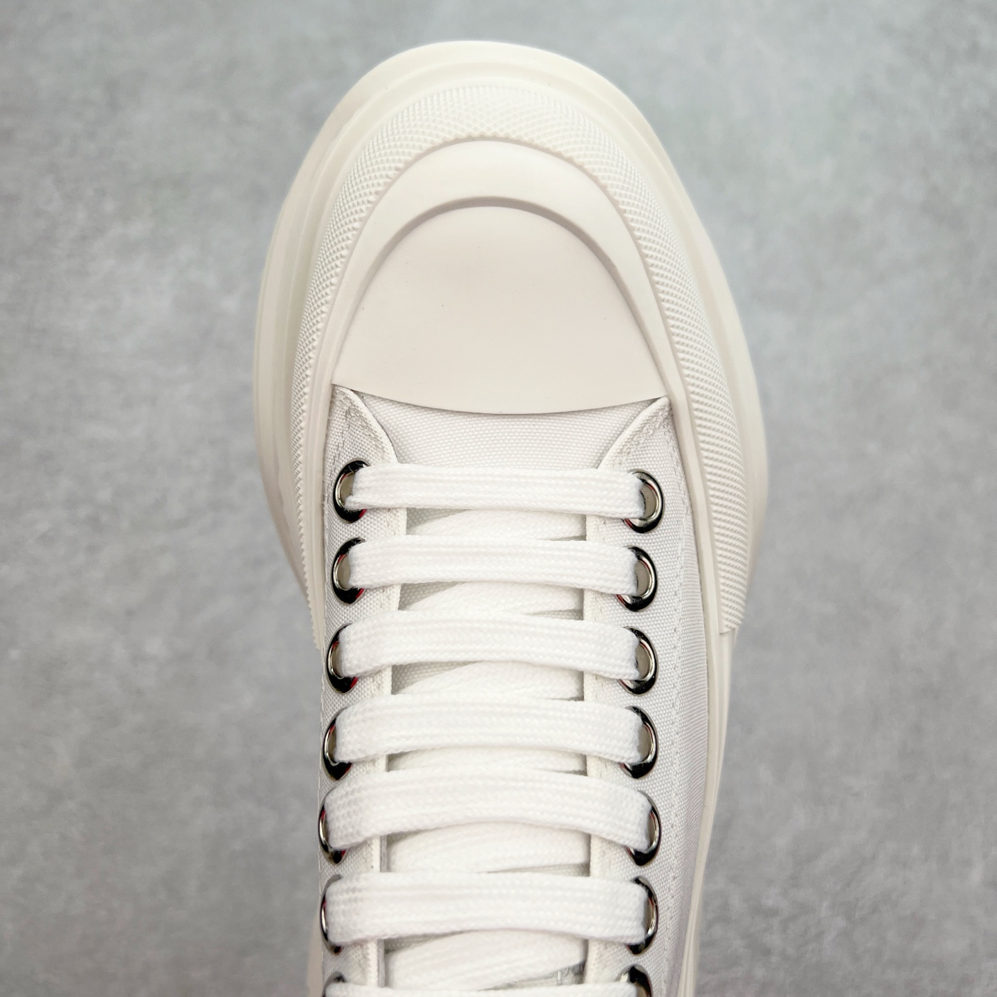 图片[4]-AlexanderMcQueen/亚历山大麦昆松糕鞋厚底增高帆布鞋 #官方同步发售 全市场最高版本 随意对比任何版本#鞋面定制原版军用级别帆布面料，面料不拉手、过水性强、很密实 种面料高稳定型比皮料还要贵，色泽温润。垫脚贴合高密度弹力乳胶鞋垫，脚感舒适弹性足。大底采用原版开模抽真空大底，质感、耐磨性更强。上脚立马增加5公分腿长，超级显腿瘦，鞋子的设计很好的拉长整个身材比例，秒变大长腿的视感，轻松驾驭各种服饰搭配。各路大咖明星频繁上脚款，一鞋难求，一定是你鞋柜必种草的一双鞋，想要大长腿的集美们必须入手。尺码：35 36 37 38 39 40 41 42 43 44-选品中心