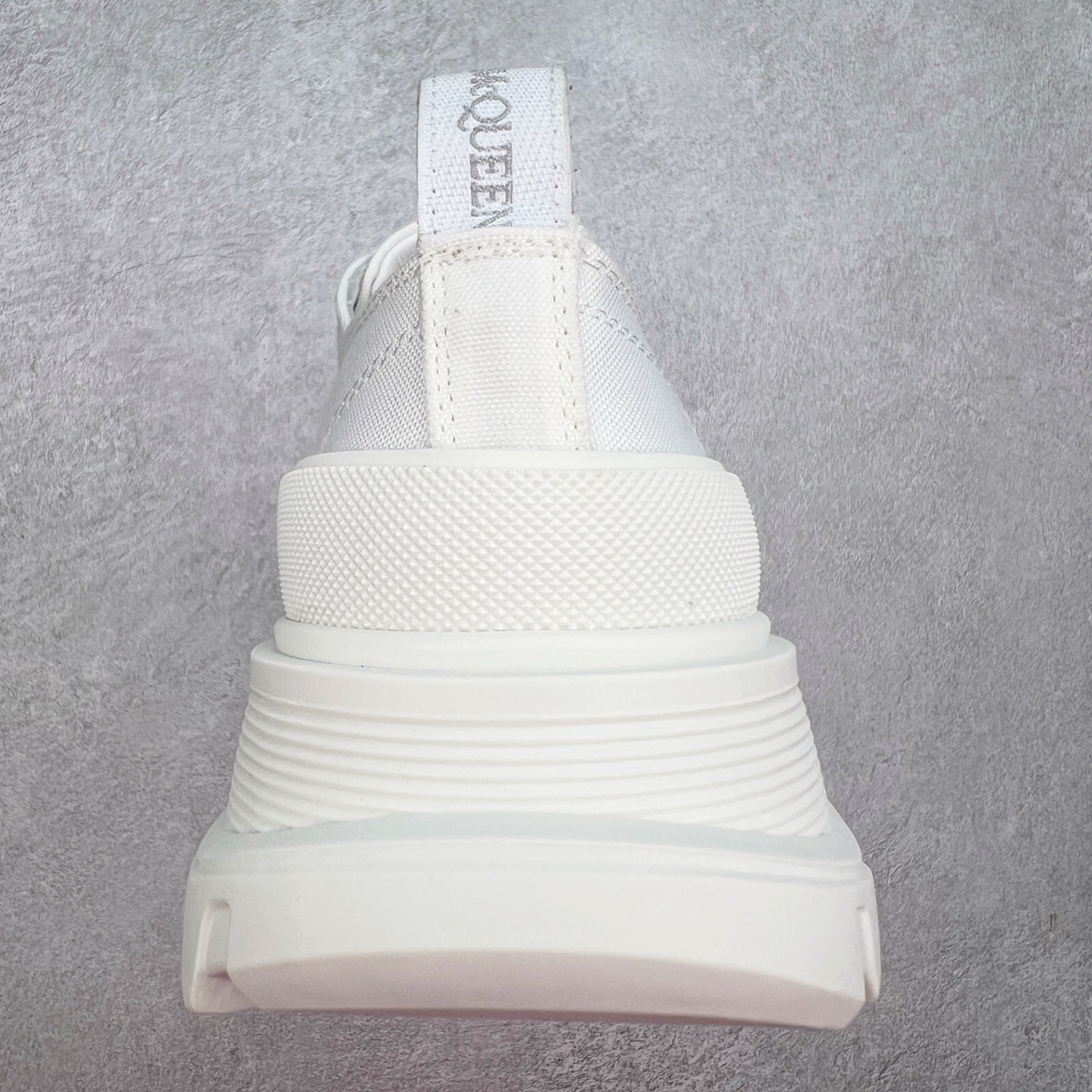 图片[8]-AlexanderMcQueen/亚历山大麦昆松糕鞋厚底增高帆布鞋 #官方同步发售 全市场最高版本 随意对比任何版本#鞋面定制原版军用级别帆布面料，面料不拉手、过水性强、很密实 种面料高稳定型比皮料还要贵，色泽温润。垫脚贴合高密度弹力乳胶鞋垫，脚感舒适弹性足。大底采用原版开模抽真空大底，质感、耐磨性更强。上脚立马增加5公分腿长，超级显腿瘦，鞋子的设计很好的拉长整个身材比例，秒变大长腿的视感，轻松驾驭各种服饰搭配。各路大咖明星频繁上脚款，一鞋难求，一定是你鞋柜必种草的一双鞋，想要大长腿的集美们必须入手。尺码：35 36 37 38 39 40 41 42 43 44-选品中心