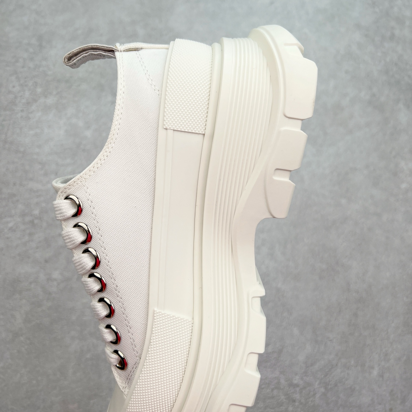 图片[7]-AlexanderMcQueen/亚历山大麦昆松糕鞋厚底增高帆布鞋 #官方同步发售 全市场最高版本 随意对比任何版本#鞋面定制原版军用级别帆布面料，面料不拉手、过水性强、很密实 种面料高稳定型比皮料还要贵，色泽温润。垫脚贴合高密度弹力乳胶鞋垫，脚感舒适弹性足。大底采用原版开模抽真空大底，质感、耐磨性更强。上脚立马增加5公分腿长，超级显腿瘦，鞋子的设计很好的拉长整个身材比例，秒变大长腿的视感，轻松驾驭各种服饰搭配。各路大咖明星频繁上脚款，一鞋难求，一定是你鞋柜必种草的一双鞋，想要大长腿的集美们必须入手。尺码：35 36 37 38 39 40 41 42 43 44-选品中心