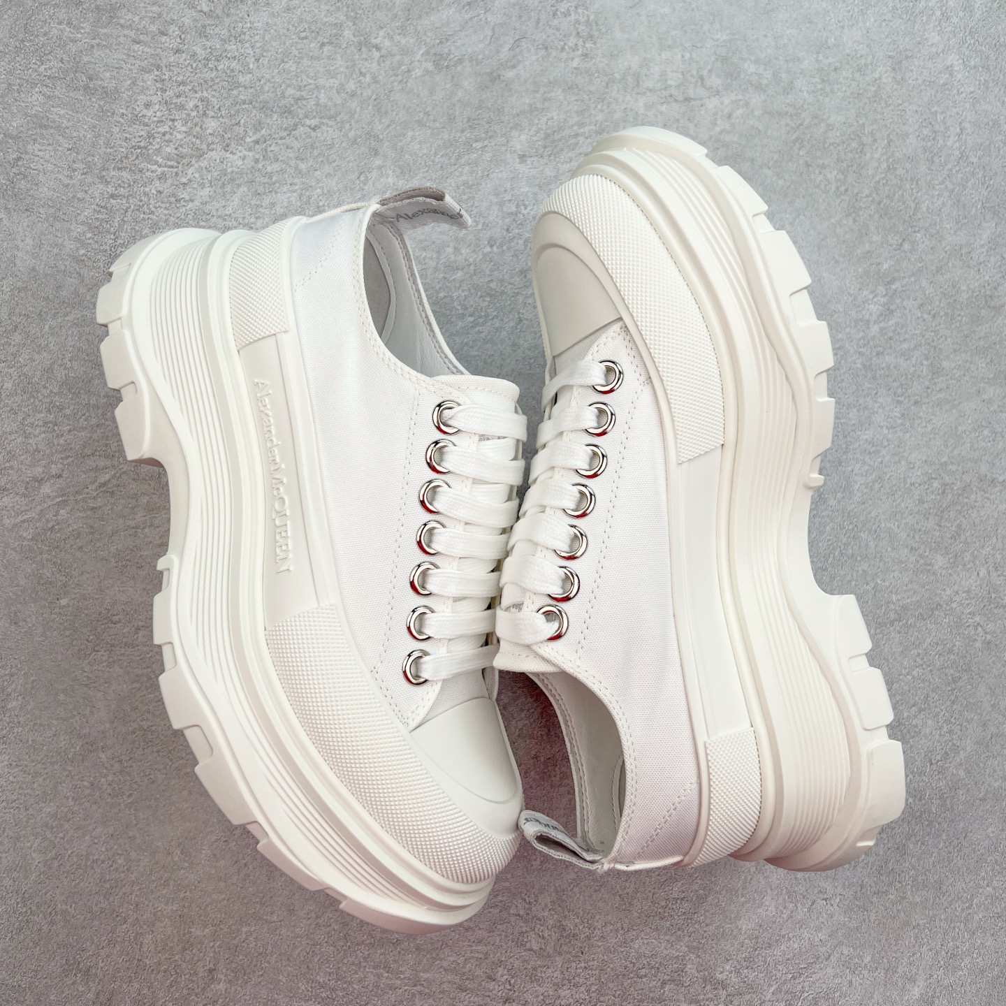 图片[3]-AlexanderMcQueen/亚历山大麦昆松糕鞋厚底增高帆布鞋 #官方同步发售 全市场最高版本 随意对比任何版本#鞋面定制原版军用级别帆布面料，面料不拉手、过水性强、很密实 种面料高稳定型比皮料还要贵，色泽温润。垫脚贴合高密度弹力乳胶鞋垫，脚感舒适弹性足。大底采用原版开模抽真空大底，质感、耐磨性更强。上脚立马增加5公分腿长，超级显腿瘦，鞋子的设计很好的拉长整个身材比例，秒变大长腿的视感，轻松驾驭各种服饰搭配。各路大咖明星频繁上脚款，一鞋难求，一定是你鞋柜必种草的一双鞋，想要大长腿的集美们必须入手。尺码：35 36 37 38 39 40 41 42 43 44-选品中心