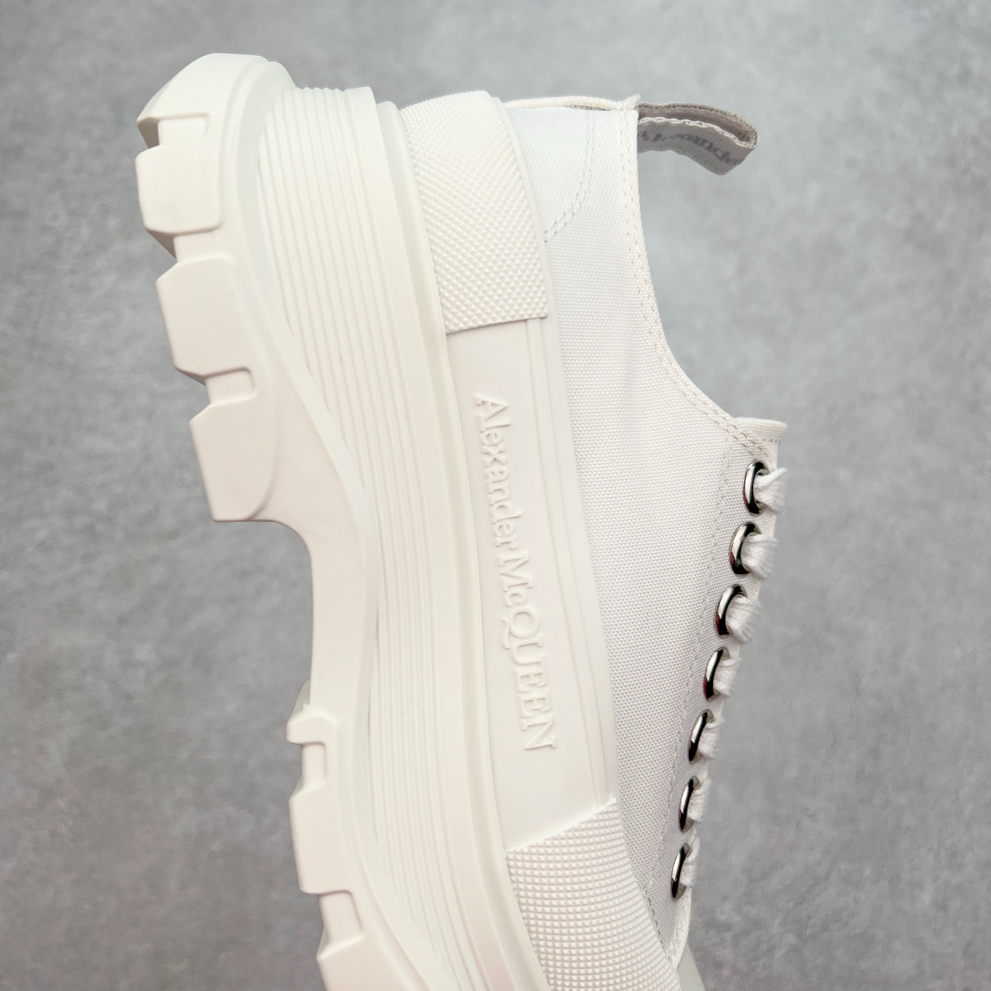 图片[6]-AlexanderMcQueen/亚历山大麦昆松糕鞋厚底增高帆布鞋 #官方同步发售 全市场最高版本 随意对比任何版本#鞋面定制原版军用级别帆布面料，面料不拉手、过水性强、很密实 种面料高稳定型比皮料还要贵，色泽温润。垫脚贴合高密度弹力乳胶鞋垫，脚感舒适弹性足。大底采用原版开模抽真空大底，质感、耐磨性更强。上脚立马增加5公分腿长，超级显腿瘦，鞋子的设计很好的拉长整个身材比例，秒变大长腿的视感，轻松驾驭各种服饰搭配。各路大咖明星频繁上脚款，一鞋难求，一定是你鞋柜必种草的一双鞋，想要大长腿的集美们必须入手。尺码：35 36 37 38 39 40 41 42 43 44-选品中心