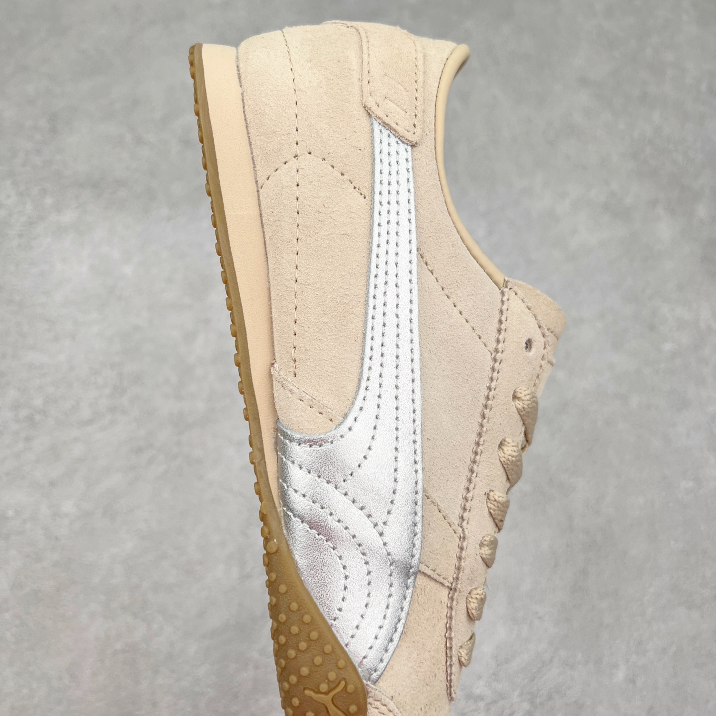 图片[6]-PUMA Bella UT Low 彪马贝拉UT系列低帮薄底德训复古风经典百搭休闲慢跑鞋 继将 Speedcat OG 带回后，近日 Puma 再以品牌档案室的经典鞋型 Bella OG 为蓝本，推出契合时下薄底球鞋趋势的 Bella UT 鞋款。自 21 世纪初问世以来，Bella OG 鞋型以其独特的薄底设计和上翻外底设计收获了众多年轻拥趸，更是 PUMA DNA 中不可磨灭的经典。此番重新推出的 Bella UT 鞋款，整体鞋面采用上乘皮革材质，并延续 Formstrip 设计语言；鞋头处采用精致的包头设计，搭配麂皮材质提升质感；鞋底部分保留 Bella 鞋款标志性的薄底和点状橡胶外底，上翘的设计包裹鞋面；鞋舌与鞋跟分别点缀美洲狮 Logo 与品牌字母 Logo。值得一提的是，本次 Bella UT 鞋款搭载 SOFTFOAM+ 鞋垫，兼顾美学设计与穿着舒适度。而配色上则提供白、黄、蓝、银、粉五款颜色。尺码：35.5 36 37 37.5 38 39 39.5 40 40.5 41 42 42.5 43 44 44.5 45-选品中心