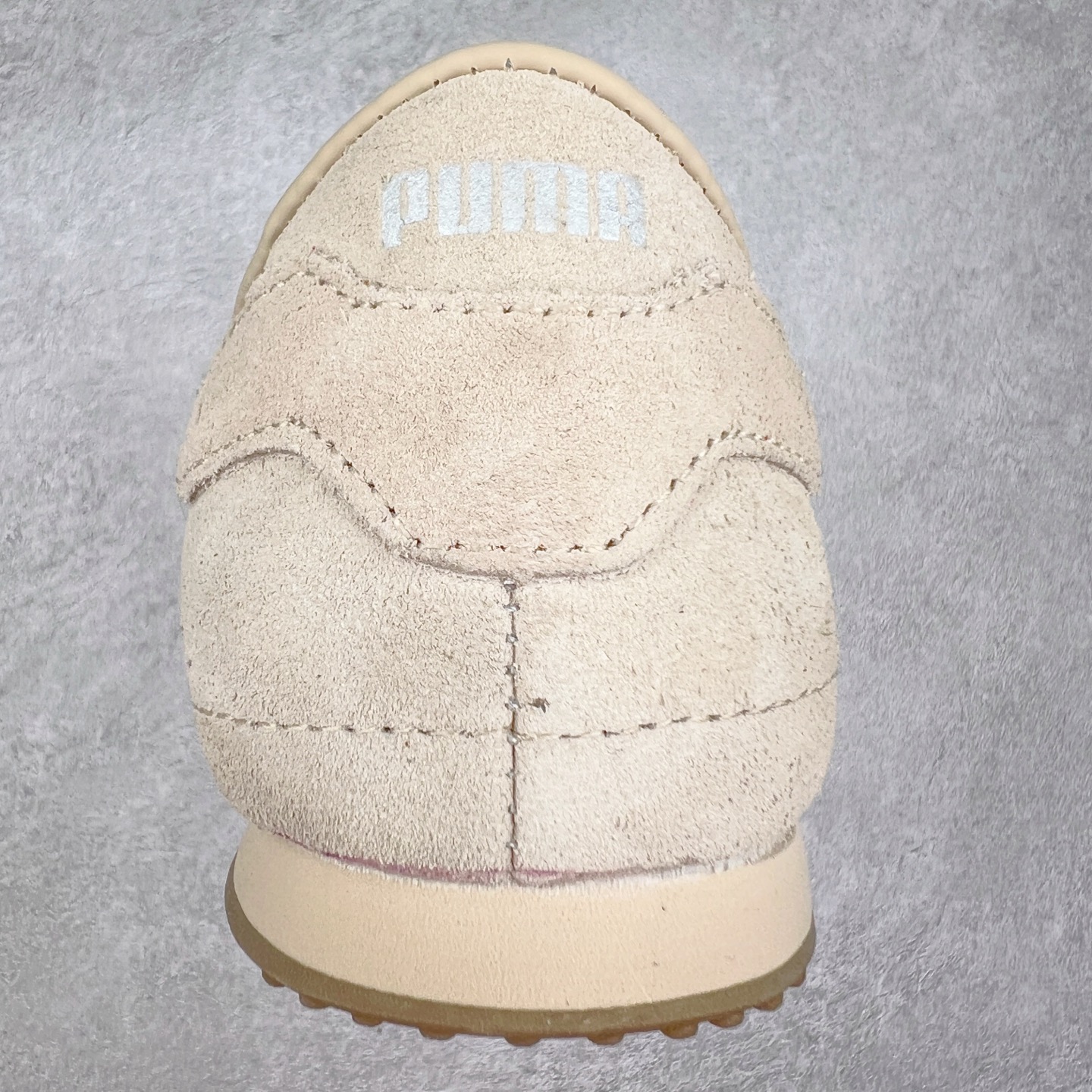 图片[8]-PUMA Bella UT Low 彪马贝拉UT系列低帮薄底德训复古风经典百搭休闲慢跑鞋 继将 Speedcat OG 带回后，近日 Puma 再以品牌档案室的经典鞋型 Bella OG 为蓝本，推出契合时下薄底球鞋趋势的 Bella UT 鞋款。自 21 世纪初问世以来，Bella OG 鞋型以其独特的薄底设计和上翻外底设计收获了众多年轻拥趸，更是 PUMA DNA 中不可磨灭的经典。此番重新推出的 Bella UT 鞋款，整体鞋面采用上乘皮革材质，并延续 Formstrip 设计语言；鞋头处采用精致的包头设计，搭配麂皮材质提升质感；鞋底部分保留 Bella 鞋款标志性的薄底和点状橡胶外底，上翘的设计包裹鞋面；鞋舌与鞋跟分别点缀美洲狮 Logo 与品牌字母 Logo。值得一提的是，本次 Bella UT 鞋款搭载 SOFTFOAM+ 鞋垫，兼顾美学设计与穿着舒适度。而配色上则提供白、黄、蓝、银、粉五款颜色。尺码：35.5 36 37 37.5 38 39 39.5 40 40.5 41 42 42.5 43 44 44.5 45-选品中心