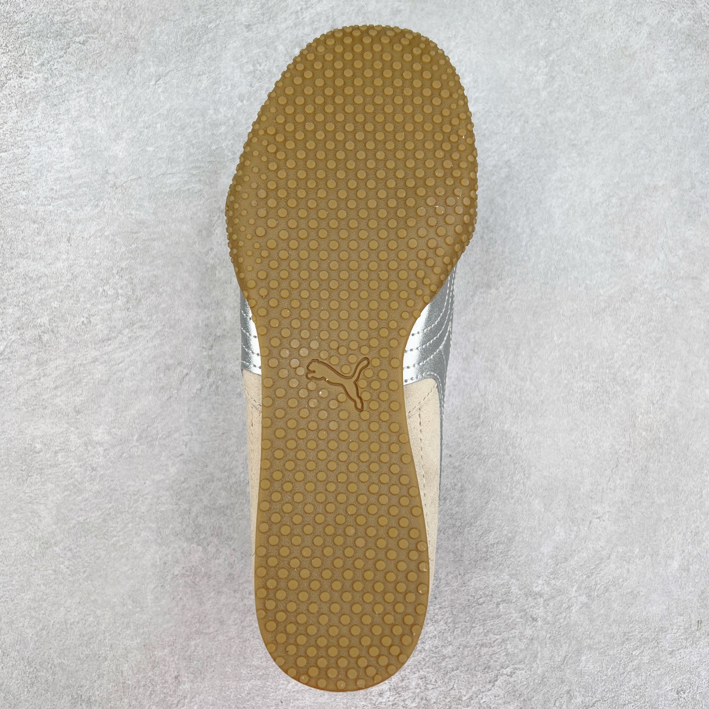 图片[9]-PUMA Bella UT Low 彪马贝拉UT系列低帮薄底德训复古风经典百搭休闲慢跑鞋 继将 Speedcat OG 带回后，近日 Puma 再以品牌档案室的经典鞋型 Bella OG 为蓝本，推出契合时下薄底球鞋趋势的 Bella UT 鞋款。自 21 世纪初问世以来，Bella OG 鞋型以其独特的薄底设计和上翻外底设计收获了众多年轻拥趸，更是 PUMA DNA 中不可磨灭的经典。此番重新推出的 Bella UT 鞋款，整体鞋面采用上乘皮革材质，并延续 Formstrip 设计语言；鞋头处采用精致的包头设计，搭配麂皮材质提升质感；鞋底部分保留 Bella 鞋款标志性的薄底和点状橡胶外底，上翘的设计包裹鞋面；鞋舌与鞋跟分别点缀美洲狮 Logo 与品牌字母 Logo。值得一提的是，本次 Bella UT 鞋款搭载 SOFTFOAM+ 鞋垫，兼顾美学设计与穿着舒适度。而配色上则提供白、黄、蓝、银、粉五款颜色。尺码：35.5 36 37 37.5 38 39 39.5 40 40.5 41 42 42.5 43 44 44.5 45-选品中心