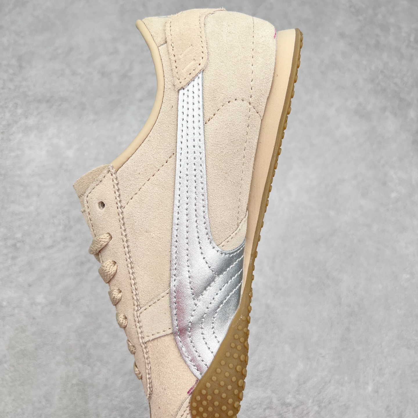 图片[7]-PUMA Bella UT Low 彪马贝拉UT系列低帮薄底德训复古风经典百搭休闲慢跑鞋 继将 Speedcat OG 带回后，近日 Puma 再以品牌档案室的经典鞋型 Bella OG 为蓝本，推出契合时下薄底球鞋趋势的 Bella UT 鞋款。自 21 世纪初问世以来，Bella OG 鞋型以其独特的薄底设计和上翻外底设计收获了众多年轻拥趸，更是 PUMA DNA 中不可磨灭的经典。此番重新推出的 Bella UT 鞋款，整体鞋面采用上乘皮革材质，并延续 Formstrip 设计语言；鞋头处采用精致的包头设计，搭配麂皮材质提升质感；鞋底部分保留 Bella 鞋款标志性的薄底和点状橡胶外底，上翘的设计包裹鞋面；鞋舌与鞋跟分别点缀美洲狮 Logo 与品牌字母 Logo。值得一提的是，本次 Bella UT 鞋款搭载 SOFTFOAM+ 鞋垫，兼顾美学设计与穿着舒适度。而配色上则提供白、黄、蓝、银、粉五款颜色。尺码：35.5 36 37 37.5 38 39 39.5 40 40.5 41 42 42.5 43 44 44.5 45-选品中心