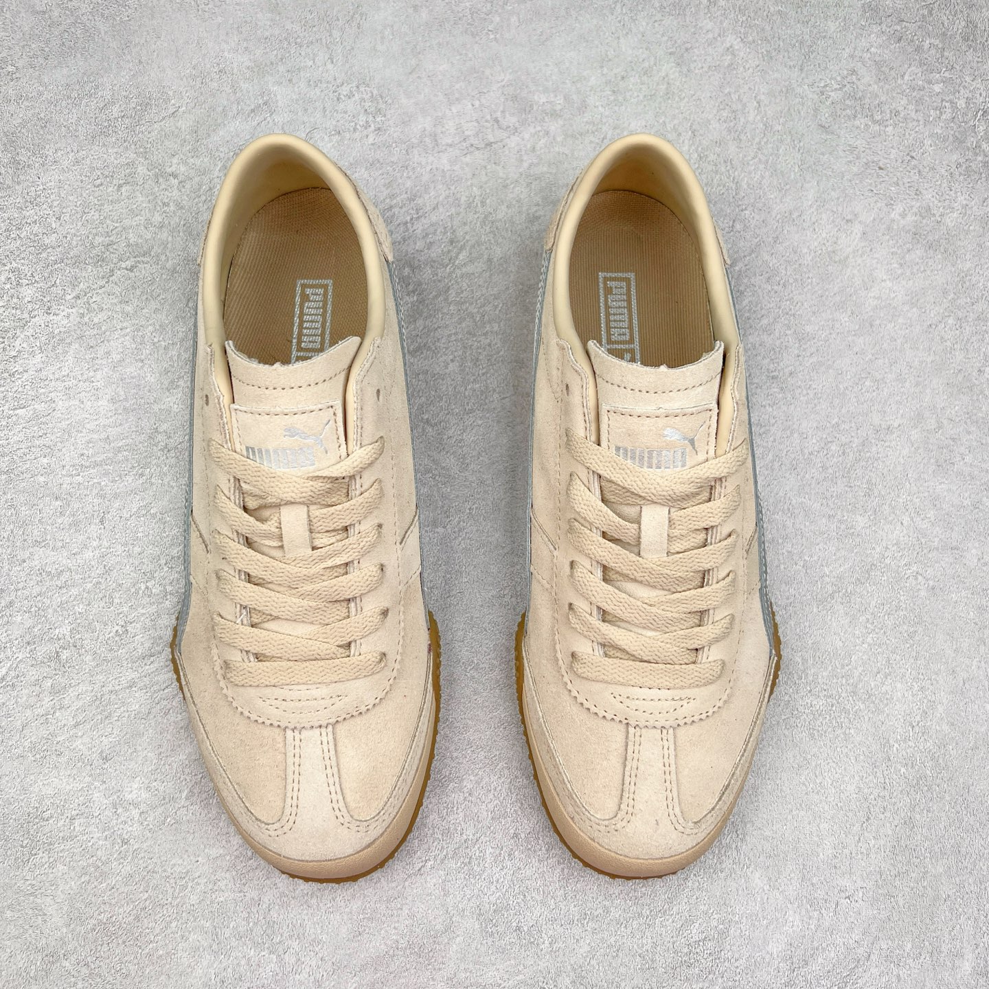 图片[2]-PUMA Bella UT Low 彪马贝拉UT系列低帮薄底德训复古风经典百搭休闲慢跑鞋 继将 Speedcat OG 带回后，近日 Puma 再以品牌档案室的经典鞋型 Bella OG 为蓝本，推出契合时下薄底球鞋趋势的 Bella UT 鞋款。自 21 世纪初问世以来，Bella OG 鞋型以其独特的薄底设计和上翻外底设计收获了众多年轻拥趸，更是 PUMA DNA 中不可磨灭的经典。此番重新推出的 Bella UT 鞋款，整体鞋面采用上乘皮革材质，并延续 Formstrip 设计语言；鞋头处采用精致的包头设计，搭配麂皮材质提升质感；鞋底部分保留 Bella 鞋款标志性的薄底和点状橡胶外底，上翘的设计包裹鞋面；鞋舌与鞋跟分别点缀美洲狮 Logo 与品牌字母 Logo。值得一提的是，本次 Bella UT 鞋款搭载 SOFTFOAM+ 鞋垫，兼顾美学设计与穿着舒适度。而配色上则提供白、黄、蓝、银、粉五款颜色。尺码：35.5 36 37 37.5 38 39 39.5 40 40.5 41 42 42.5 43 44 44.5 45-选品中心