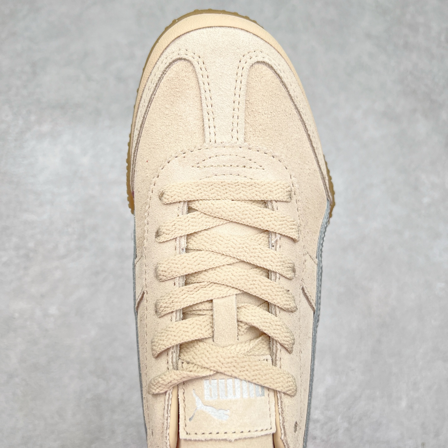 图片[4]-PUMA Bella UT Low 彪马贝拉UT系列低帮薄底德训复古风经典百搭休闲慢跑鞋 继将 Speedcat OG 带回后，近日 Puma 再以品牌档案室的经典鞋型 Bella OG 为蓝本，推出契合时下薄底球鞋趋势的 Bella UT 鞋款。自 21 世纪初问世以来，Bella OG 鞋型以其独特的薄底设计和上翻外底设计收获了众多年轻拥趸，更是 PUMA DNA 中不可磨灭的经典。此番重新推出的 Bella UT 鞋款，整体鞋面采用上乘皮革材质，并延续 Formstrip 设计语言；鞋头处采用精致的包头设计，搭配麂皮材质提升质感；鞋底部分保留 Bella 鞋款标志性的薄底和点状橡胶外底，上翘的设计包裹鞋面；鞋舌与鞋跟分别点缀美洲狮 Logo 与品牌字母 Logo。值得一提的是，本次 Bella UT 鞋款搭载 SOFTFOAM+ 鞋垫，兼顾美学设计与穿着舒适度。而配色上则提供白、黄、蓝、银、粉五款颜色。尺码：35.5 36 37 37.5 38 39 39.5 40 40.5 41 42 42.5 43 44 44.5 45-选品中心