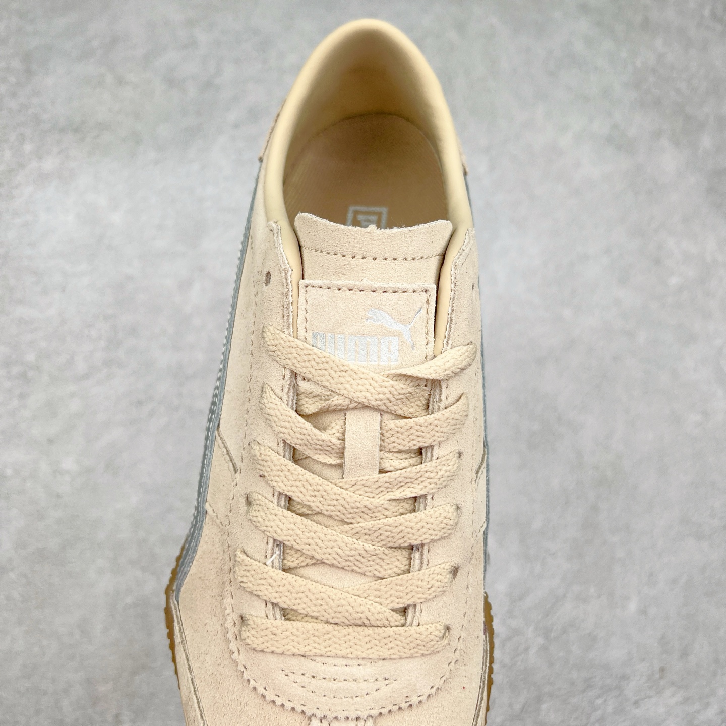 图片[5]-PUMA Bella UT Low 彪马贝拉UT系列低帮薄底德训复古风经典百搭休闲慢跑鞋 继将 Speedcat OG 带回后，近日 Puma 再以品牌档案室的经典鞋型 Bella OG 为蓝本，推出契合时下薄底球鞋趋势的 Bella UT 鞋款。自 21 世纪初问世以来，Bella OG 鞋型以其独特的薄底设计和上翻外底设计收获了众多年轻拥趸，更是 PUMA DNA 中不可磨灭的经典。此番重新推出的 Bella UT 鞋款，整体鞋面采用上乘皮革材质，并延续 Formstrip 设计语言；鞋头处采用精致的包头设计，搭配麂皮材质提升质感；鞋底部分保留 Bella 鞋款标志性的薄底和点状橡胶外底，上翘的设计包裹鞋面；鞋舌与鞋跟分别点缀美洲狮 Logo 与品牌字母 Logo。值得一提的是，本次 Bella UT 鞋款搭载 SOFTFOAM+ 鞋垫，兼顾美学设计与穿着舒适度。而配色上则提供白、黄、蓝、银、粉五款颜色。尺码：35.5 36 37 37.5 38 39 39.5 40 40.5 41 42 42.5 43 44 44.5 45-选品中心