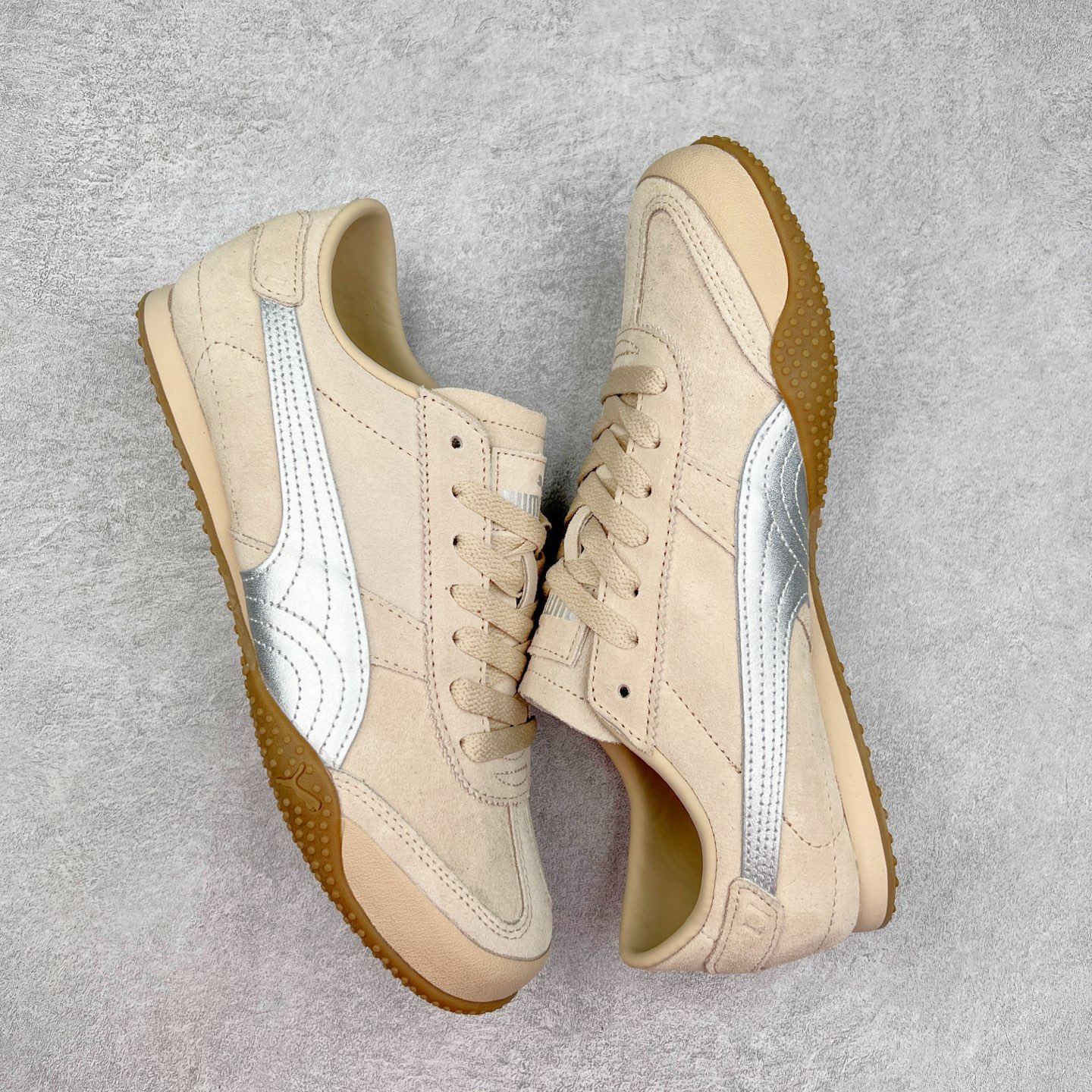 图片[3]-PUMA Bella UT Low 彪马贝拉UT系列低帮薄底德训复古风经典百搭休闲慢跑鞋 继将 Speedcat OG 带回后，近日 Puma 再以品牌档案室的经典鞋型 Bella OG 为蓝本，推出契合时下薄底球鞋趋势的 Bella UT 鞋款。自 21 世纪初问世以来，Bella OG 鞋型以其独特的薄底设计和上翻外底设计收获了众多年轻拥趸，更是 PUMA DNA 中不可磨灭的经典。此番重新推出的 Bella UT 鞋款，整体鞋面采用上乘皮革材质，并延续 Formstrip 设计语言；鞋头处采用精致的包头设计，搭配麂皮材质提升质感；鞋底部分保留 Bella 鞋款标志性的薄底和点状橡胶外底，上翘的设计包裹鞋面；鞋舌与鞋跟分别点缀美洲狮 Logo 与品牌字母 Logo。值得一提的是，本次 Bella UT 鞋款搭载 SOFTFOAM+ 鞋垫，兼顾美学设计与穿着舒适度。而配色上则提供白、黄、蓝、银、粉五款颜色。尺码：35.5 36 37 37.5 38 39 39.5 40 40.5 41 42 42.5 43 44 44.5 45-选品中心