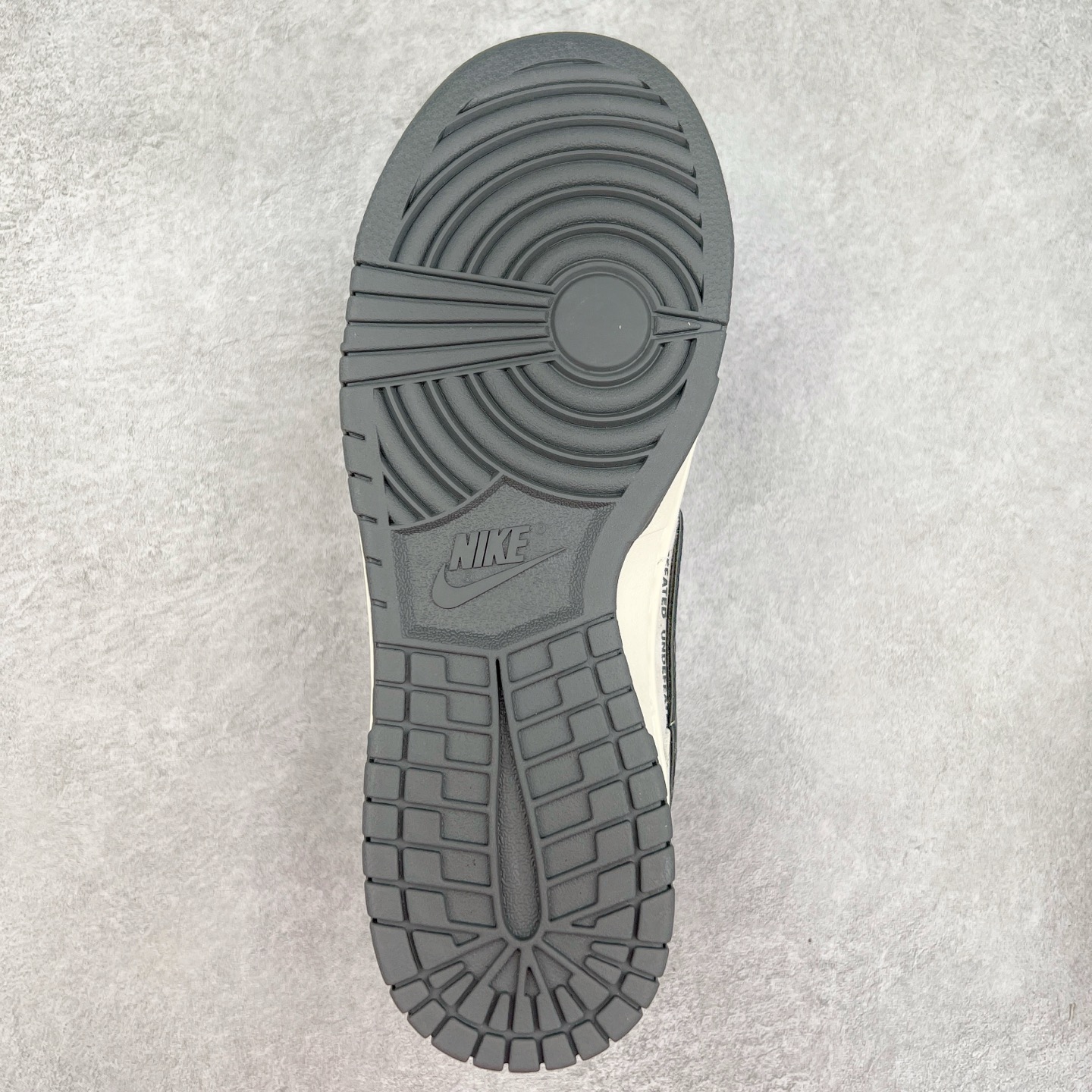 图片[9]-NK Dunk Low 定制配色 XX2026-679 大厂出品 极力推荐 原装头层材料 独家版型蒸餾加工帶來的是更好的视觉和脚感体验大厂纯原品质出货 清洁度 电绣工艺 皮料切割干净无任何毛边 细节完美 实拍调校N版已经零色差零失真 百分百还原实物色彩所见即所得 不存在货不对板色差等低级问题 选购参考实物拍摄 不混卖不参货 只用心做好货严格选品 承诺混一赔十 尺码：36 36.5 37.5 38 38.5 39 40 40.5 41 42 42.5 43 44 44.5 45-选品中心