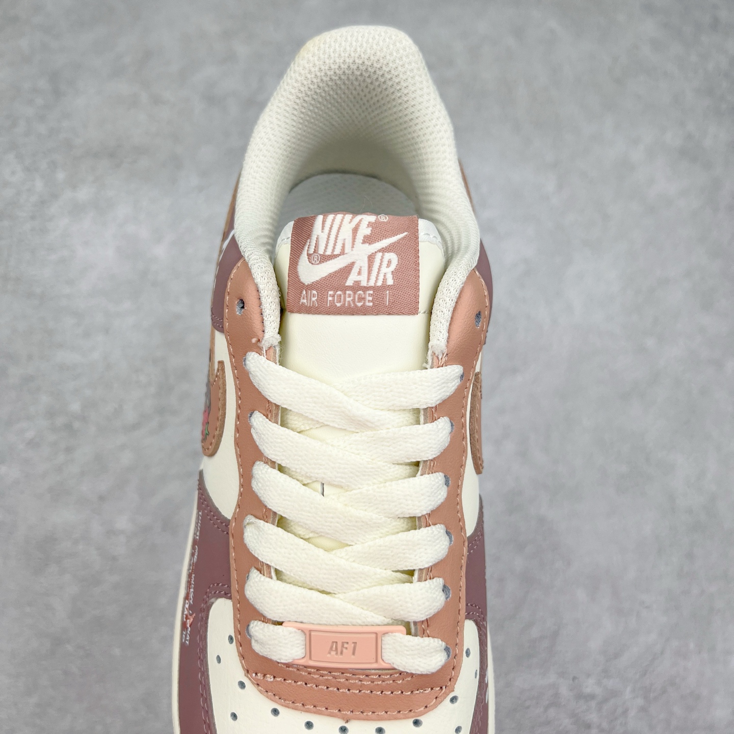 图片[5]-NK Air Force 1´07 Low 空军一号低帮百搭休闲运动板鞋 DB3301-551 柔软、弹性十足的缓震性能和出色的中底设计 横跨复古与现代的外型结合 造就出风靡全球 三十多年的Force 1 直到今天还深受青睐 实拍调校N版已经零色差零失真 百分百还原实物色彩所见即所得 不存在货不对板色差等低级问题 选购参考实物拍摄 不混卖不参货 只用心做好货严格选品 承诺混一赔十 尺码：36 36.5 37.5 38 38.5 39 40 40.5 41 42 42.5 43 44 44.5 45-选品中心