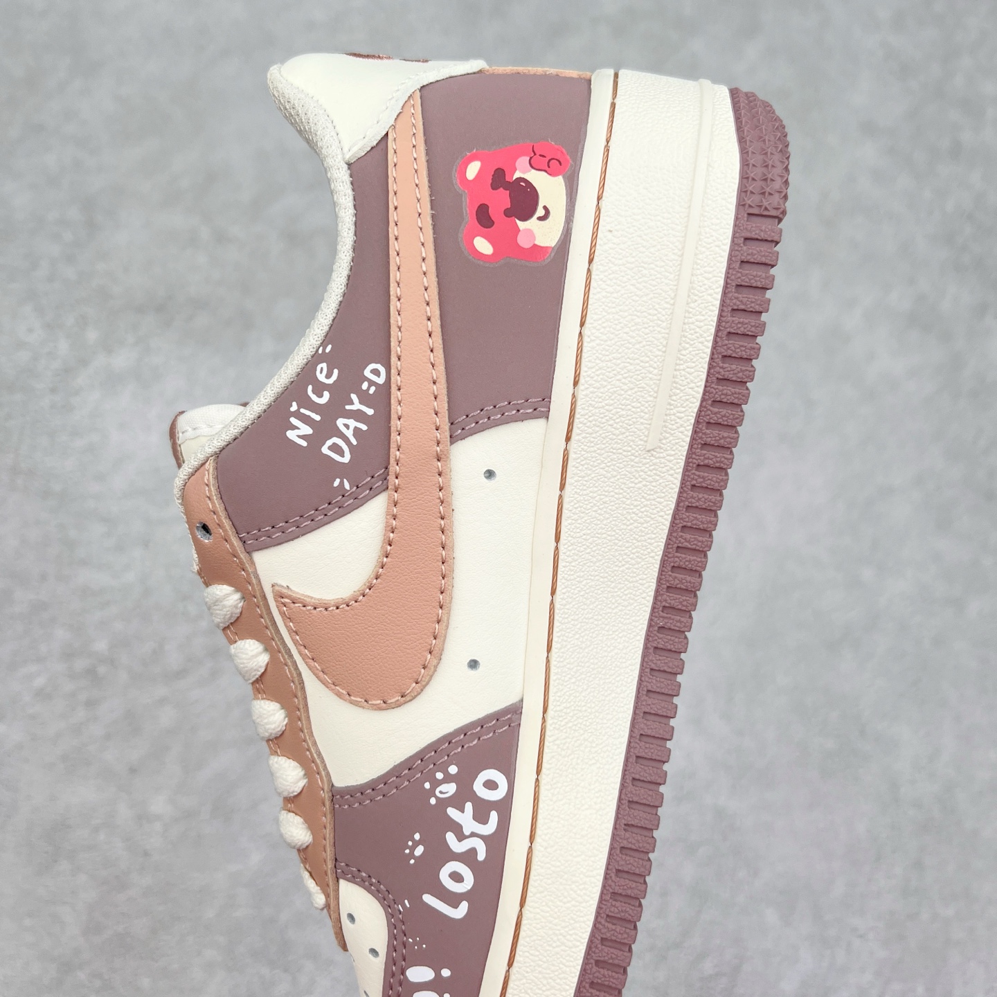 图片[7]-NK Air Force 1´07 Low 空军一号低帮百搭休闲运动板鞋 DB3301-551 柔软、弹性十足的缓震性能和出色的中底设计 横跨复古与现代的外型结合 造就出风靡全球 三十多年的Force 1 直到今天还深受青睐 实拍调校N版已经零色差零失真 百分百还原实物色彩所见即所得 不存在货不对板色差等低级问题 选购参考实物拍摄 不混卖不参货 只用心做好货严格选品 承诺混一赔十 尺码：36 36.5 37.5 38 38.5 39 40 40.5 41 42 42.5 43 44 44.5 45-选品中心