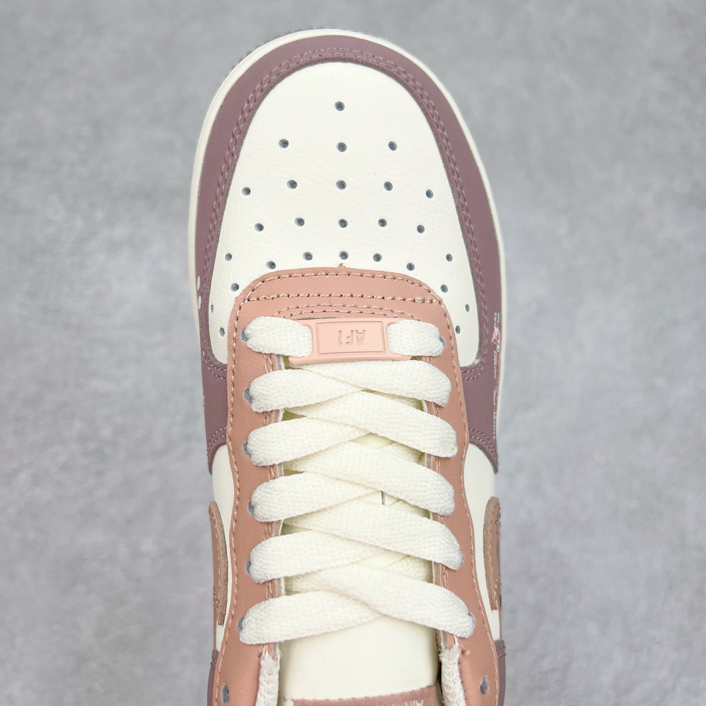 图片[4]-NK Air Force 1´07 Low 空军一号低帮百搭休闲运动板鞋 DB3301-551 柔软、弹性十足的缓震性能和出色的中底设计 横跨复古与现代的外型结合 造就出风靡全球 三十多年的Force 1 直到今天还深受青睐 实拍调校N版已经零色差零失真 百分百还原实物色彩所见即所得 不存在货不对板色差等低级问题 选购参考实物拍摄 不混卖不参货 只用心做好货严格选品 承诺混一赔十 尺码：36 36.5 37.5 38 38.5 39 40 40.5 41 42 42.5 43 44 44.5 45-选品中心