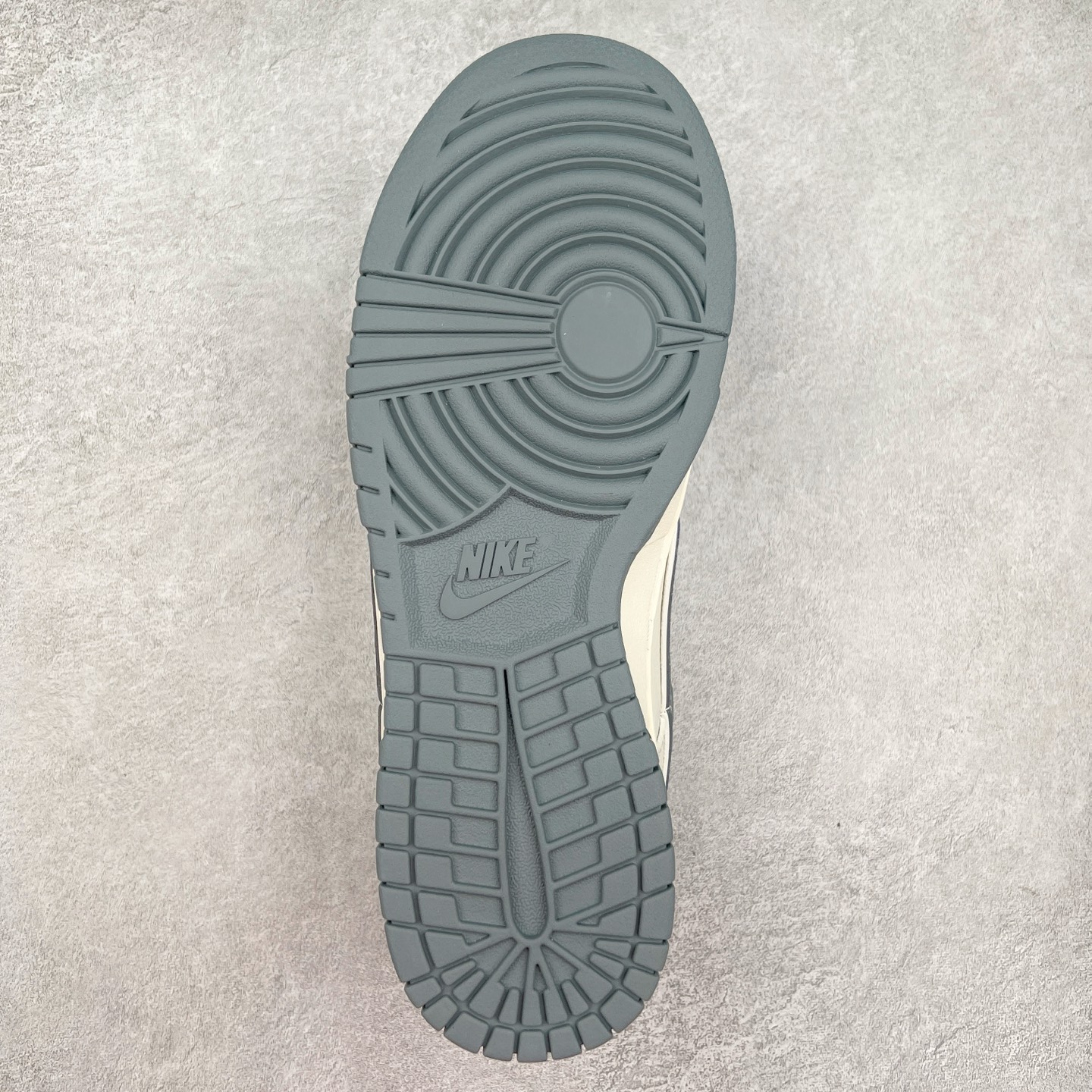 图片[9]-NK Dunk Low 定制配色 BB9866-007 大厂出品 极力推荐 原装头层材料 独家版型蒸餾加工帶來的是更好的视觉和脚感体验大厂纯原品质出货 清洁度 电绣工艺 皮料切割干净无任何毛边 细节完美 实拍调校N版已经零色差零失真 百分百还原实物色彩所见即所得 不存在货不对板色差等低级问题 选购参考实物拍摄 不混卖不参货 只用心做好货严格选品 承诺混一赔十 尺码：36 36.5 37.5 38 38.5 39 40 40.5 41 42 42.5 43 44 44.5 45-选品中心