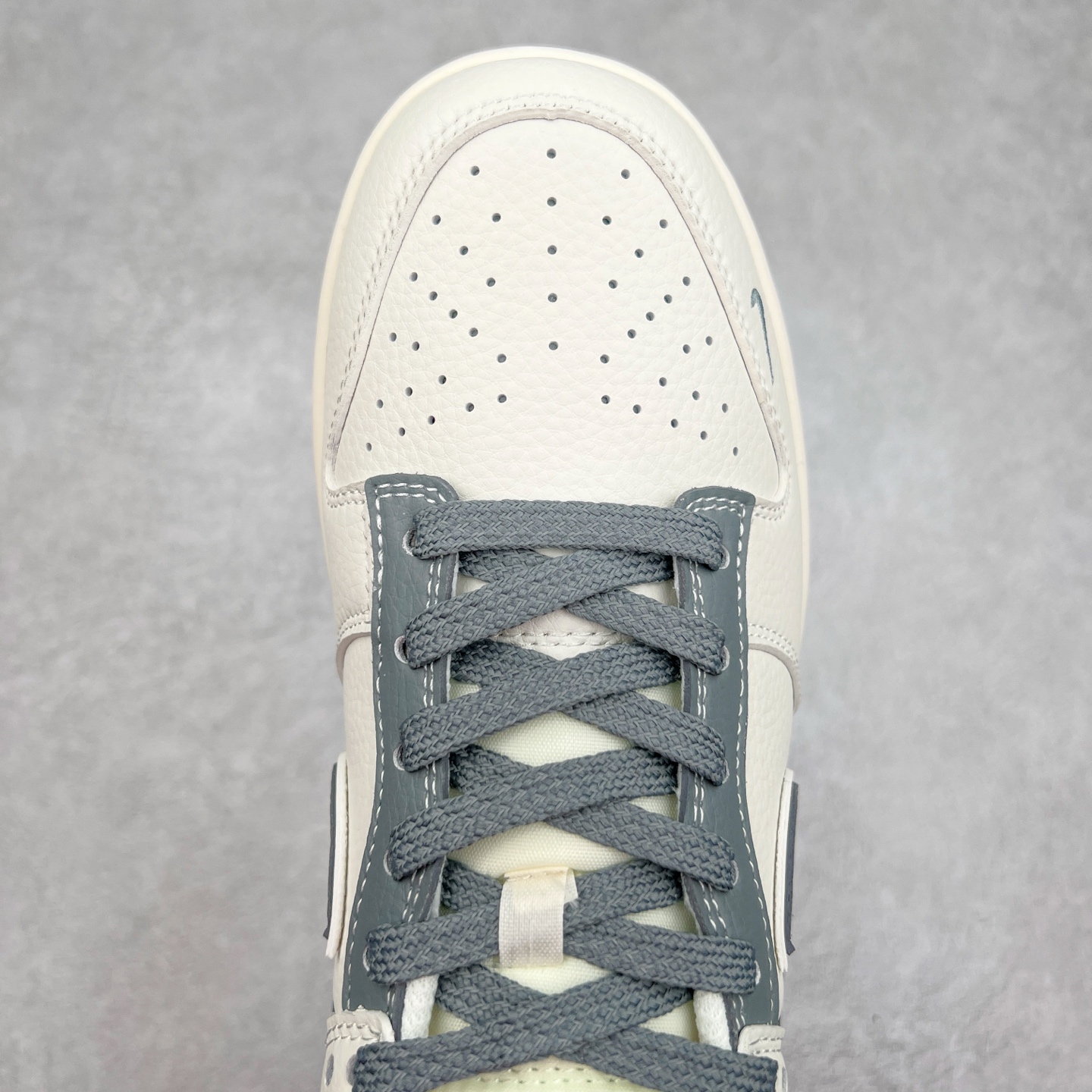 图片[4]-NK Dunk Low 定制配色 BB9866-007 大厂出品 极力推荐 原装头层材料 独家版型蒸餾加工帶來的是更好的视觉和脚感体验大厂纯原品质出货 清洁度 电绣工艺 皮料切割干净无任何毛边 细节完美 实拍调校N版已经零色差零失真 百分百还原实物色彩所见即所得 不存在货不对板色差等低级问题 选购参考实物拍摄 不混卖不参货 只用心做好货严格选品 承诺混一赔十 尺码：36 36.5 37.5 38 38.5 39 40 40.5 41 42 42.5 43 44 44.5 45-选品中心