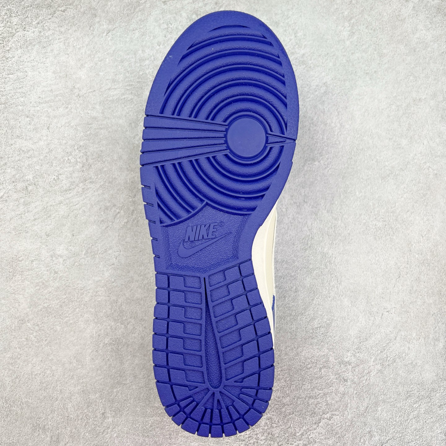 图片[9]-NK Dunk Low 定制配色 KK1333-038 大厂出品 极力推荐 原装头层材料 独家版型蒸餾加工帶來的是更好的视觉和脚感体验大厂纯原品质出货 清洁度 电绣工艺 皮料切割干净无任何毛边 细节完美 实拍调校N版已经零色差零失真 百分百还原实物色彩所见即所得 不存在货不对板色差等低级问题 选购参考实物拍摄 不混卖不参货 只用心做好货严格选品 承诺混一赔十 尺码：36 36.5 37.5 38 38.5 39 40 40.5 41 42 42.5 43 44 44.5 45-选品中心