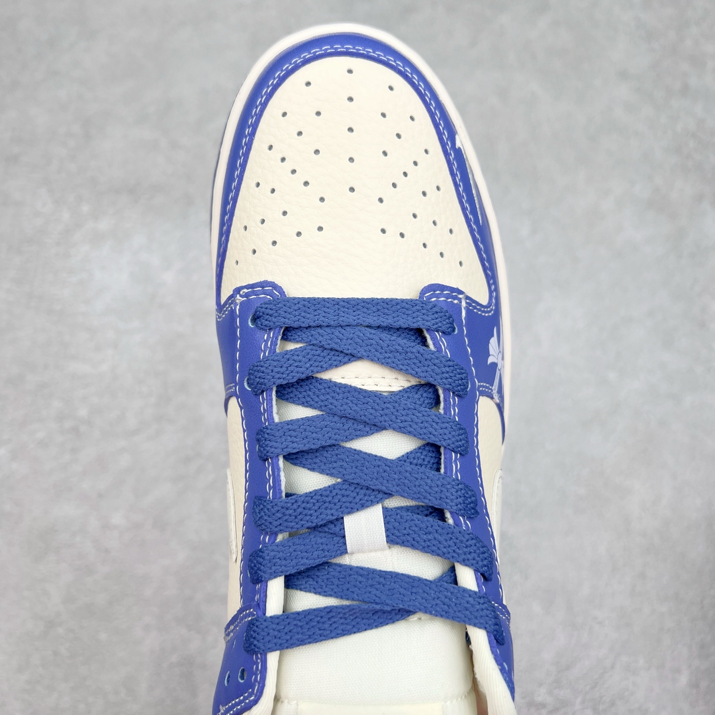 图片[4]-NK Dunk Low 定制配色 KK1333-038 大厂出品 极力推荐 原装头层材料 独家版型蒸餾加工帶來的是更好的视觉和脚感体验大厂纯原品质出货 清洁度 电绣工艺 皮料切割干净无任何毛边 细节完美 实拍调校N版已经零色差零失真 百分百还原实物色彩所见即所得 不存在货不对板色差等低级问题 选购参考实物拍摄 不混卖不参货 只用心做好货严格选品 承诺混一赔十 尺码：36 36.5 37.5 38 38.5 39 40 40.5 41 42 42.5 43 44 44.5 45-选品中心