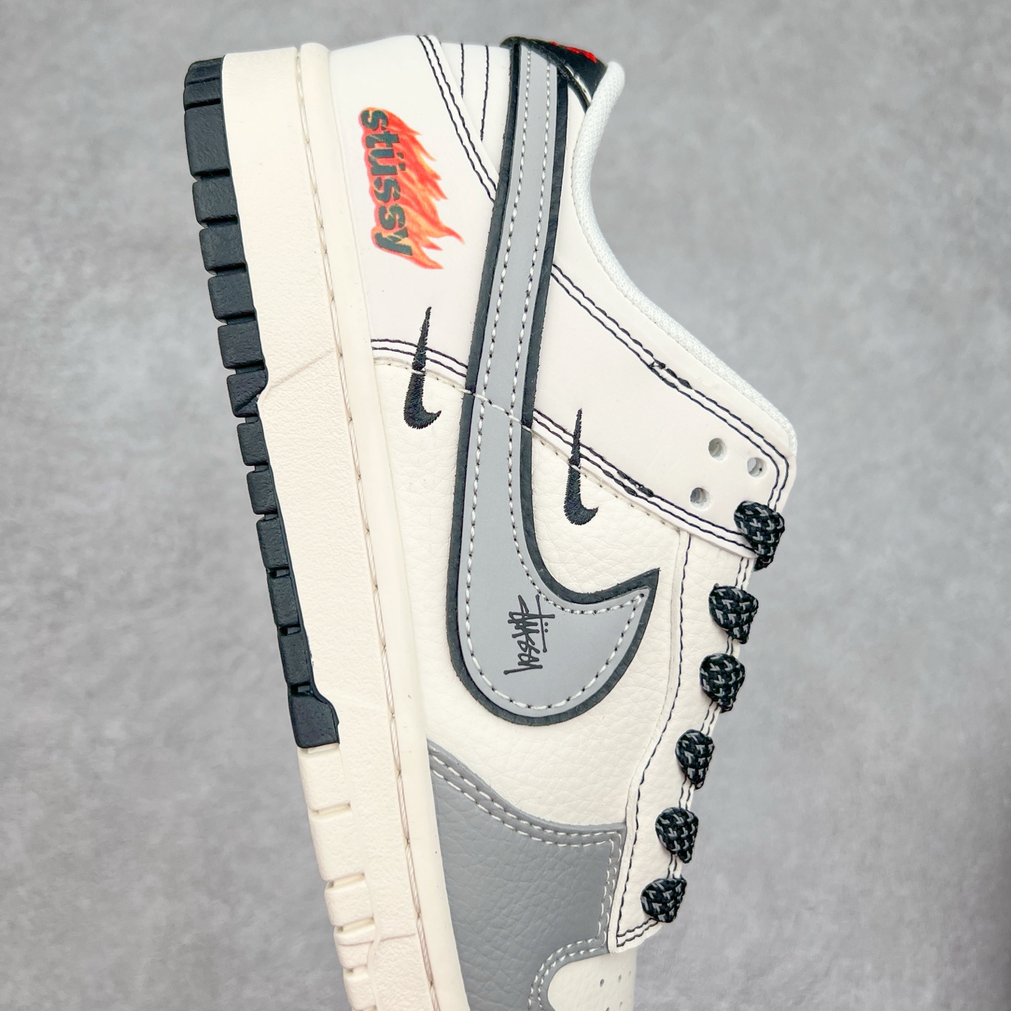 图片[6]-NK Dunk Low 定制配色 ZH2598-227 大厂出品 极力推荐 原装头层材料 独家版型蒸餾加工帶來的是更好的视觉和脚感体验大厂纯原品质出货 清洁度 电绣工艺 皮料切割干净无任何毛边 细节完美 实拍调校N版已经零色差零失真 百分百还原实物色彩所见即所得 不存在货不对板色差等低级问题 选购参考实物拍摄 不混卖不参货 只用心做好货严格选品 承诺混一赔十 尺码：36 36.5 37.5 38 38.5 39 40 40.5 41 42 42.5 43 44 44.5 45-选品中心