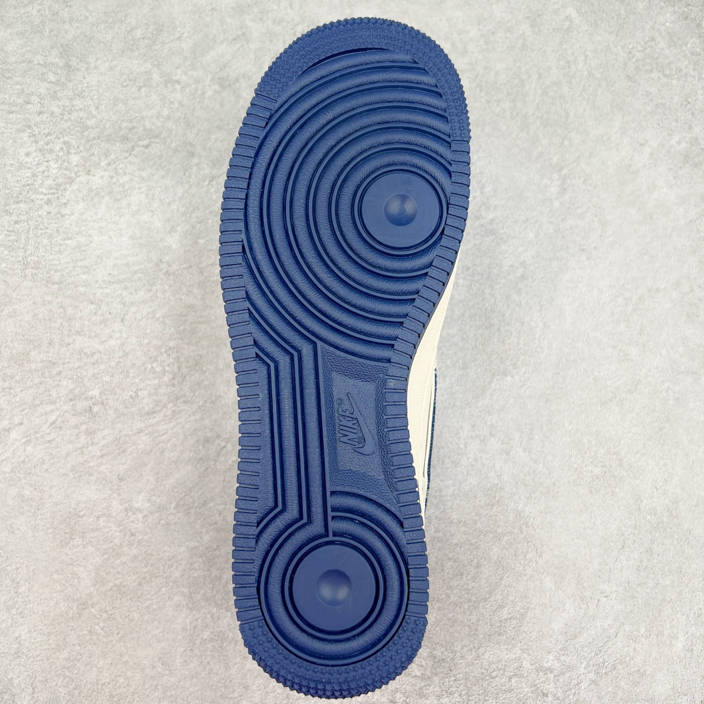 图片[9]-NK Air Force 1´07 Low 空军一号低帮百搭休闲运动板鞋 XX3168-128 柔软、弹性十足的缓震性能和出色的中底设计 横跨复古与现代的外型结合 造就出风靡全球 三十多年的Force 1 直到今天还深受青睐 实拍调校N版已经零色差零失真 百分百还原实物色彩所见即所得 不存在货不对板色差等低级问题 选购参考实物拍摄 不混卖不参货 只用心做好货严格选品 承诺混一赔十 尺码：36 36.5 37.5 38 38.5 39 40 40.5 41 42 42.5 43 44 44.5 45-选品中心