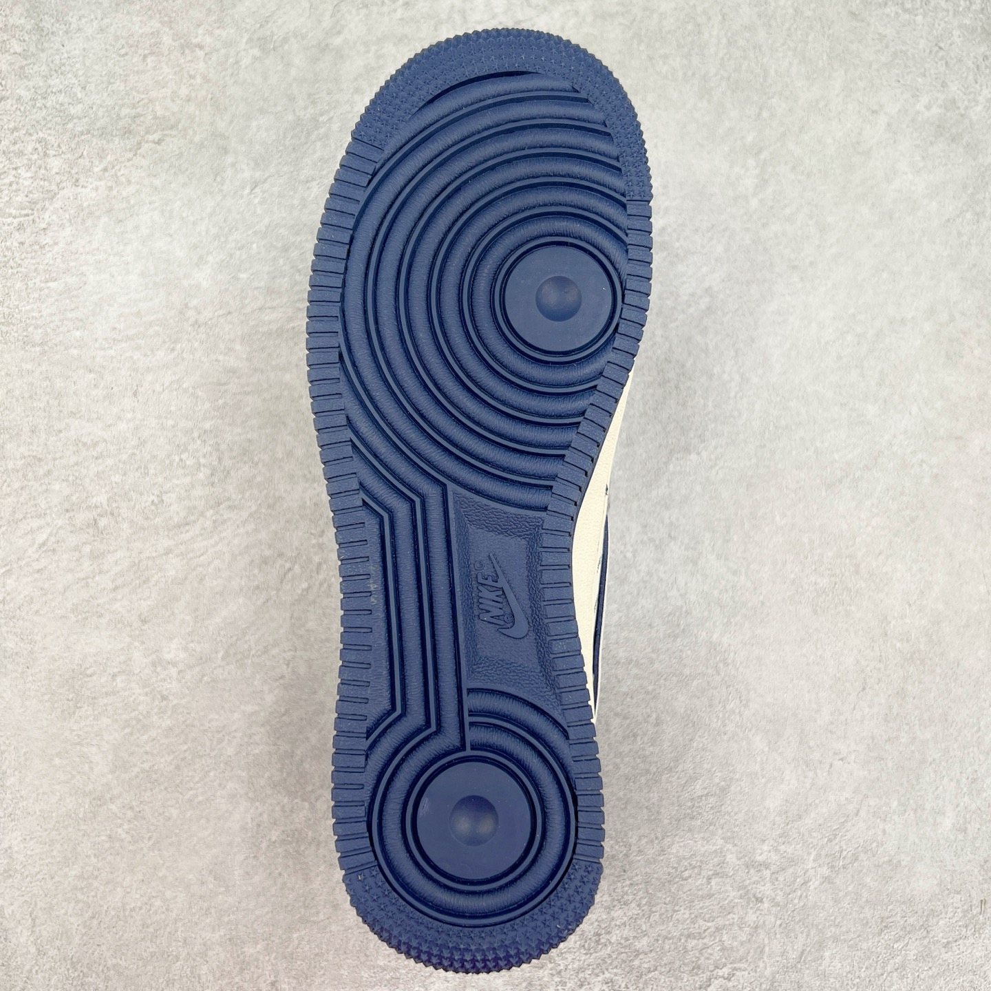 图片[9]-NK Air Force 1´07 Low 空军一号低帮百搭休闲运动板鞋 SJ6998-006 柔软、弹性十足的缓震性能和出色的中底设计 横跨复古与现代的外型结合 造就出风靡全球 三十多年的Force 1 直到今天还深受青睐 实拍调校N版已经零色差零失真 百分百还原实物色彩所见即所得 不存在货不对板色差等低级问题 选购参考实物拍摄 不混卖不参货 只用心做好货严格选品 承诺混一赔十 尺码：36 36.5 37.5 38 38.5 39 40 40.5 41 42 42.5 43 44 44.5 45-选品中心