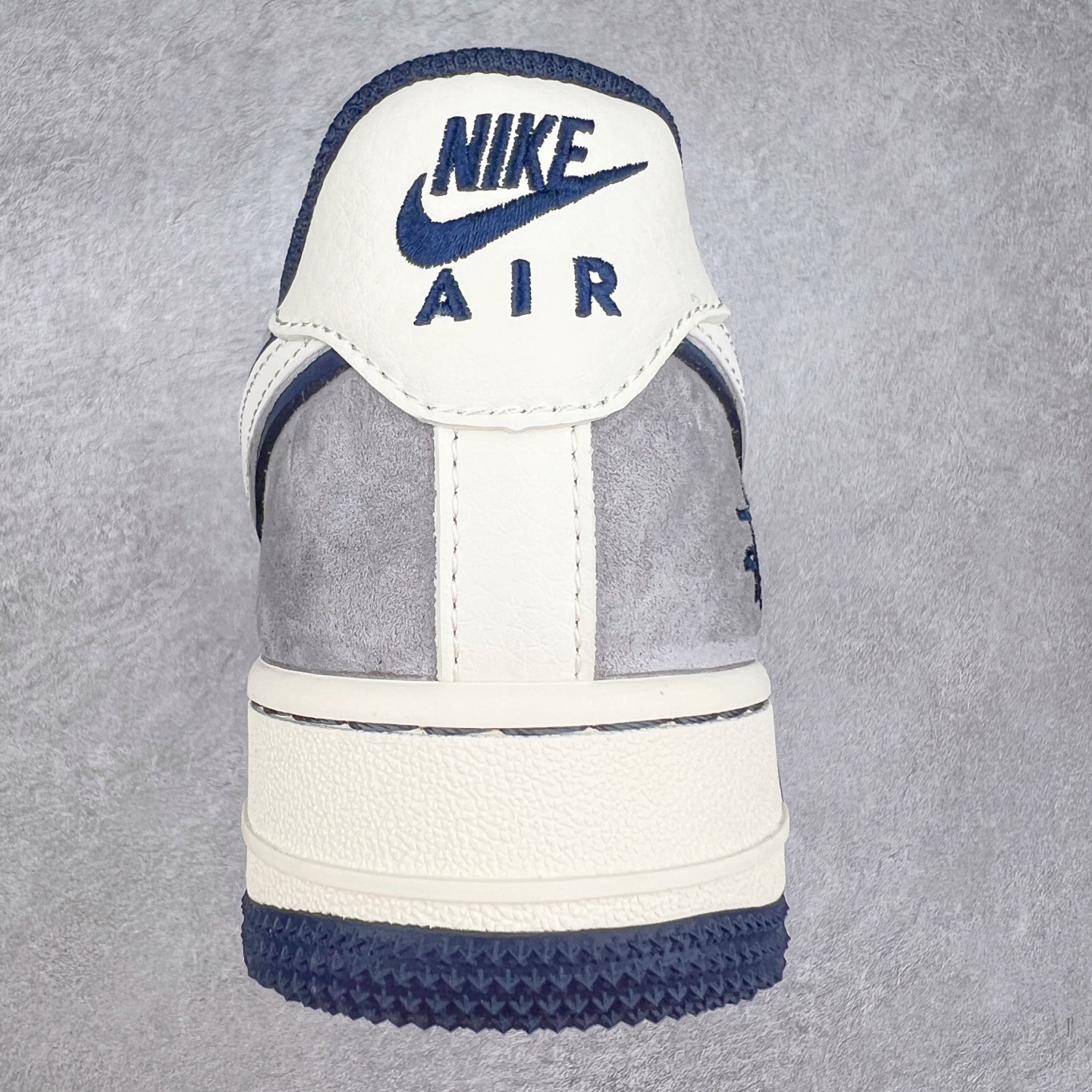 图片[8]-NK Air Force 1´07 Low 空军一号低帮百搭休闲运动板鞋 SJ6998-006 柔软、弹性十足的缓震性能和出色的中底设计 横跨复古与现代的外型结合 造就出风靡全球 三十多年的Force 1 直到今天还深受青睐 实拍调校N版已经零色差零失真 百分百还原实物色彩所见即所得 不存在货不对板色差等低级问题 选购参考实物拍摄 不混卖不参货 只用心做好货严格选品 承诺混一赔十 尺码：36 36.5 37.5 38 38.5 39 40 40.5 41 42 42.5 43 44 44.5 45-选品中心