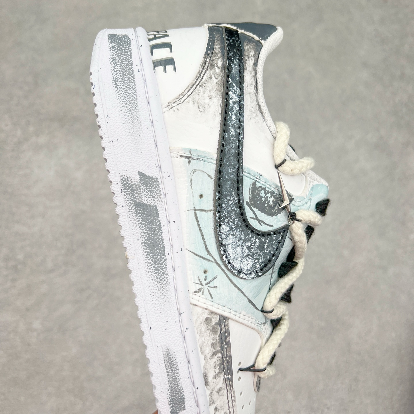 图片[6]-NK Court Vision 1 Low“暗黑骑士②” 手绘涂鸦定制板鞋 暗黑骑士的武器和魔法是他们力量的象征。他们手持巨大而沉重的双手剑或战斧，剑身往往刻满神秘符文，能释放出黑暗之力，每一次挥舞都带着毁天灭地的气势；他们还掌握黑暗魔法，可召唤黑暗能量，对敌人造成直接伤害 货号：DH2987-211 尺码：36 36.5 37.5 38 38.5 39 40 40.5 41 42 42.5 43 44 44.5 45-选品中心