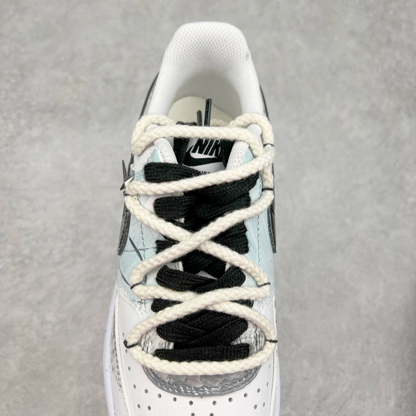 图片[5]-NK Court Vision 1 Low“暗黑骑士②” 手绘涂鸦定制板鞋 暗黑骑士的武器和魔法是他们力量的象征。他们手持巨大而沉重的双手剑或战斧，剑身往往刻满神秘符文，能释放出黑暗之力，每一次挥舞都带着毁天灭地的气势；他们还掌握黑暗魔法，可召唤黑暗能量，对敌人造成直接伤害 货号：DH2987-211 尺码：36 36.5 37.5 38 38.5 39 40 40.5 41 42 42.5 43 44 44.5 45-选品中心