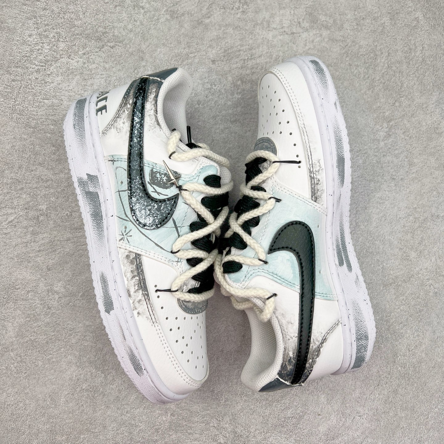 图片[3]-NK Court Vision 1 Low“暗黑骑士②” 手绘涂鸦定制板鞋 暗黑骑士的武器和魔法是他们力量的象征。他们手持巨大而沉重的双手剑或战斧，剑身往往刻满神秘符文，能释放出黑暗之力，每一次挥舞都带着毁天灭地的气势；他们还掌握黑暗魔法，可召唤黑暗能量，对敌人造成直接伤害 货号：DH2987-211 尺码：36 36.5 37.5 38 38.5 39 40 40.5 41 42 42.5 43 44 44.5 45-选品中心