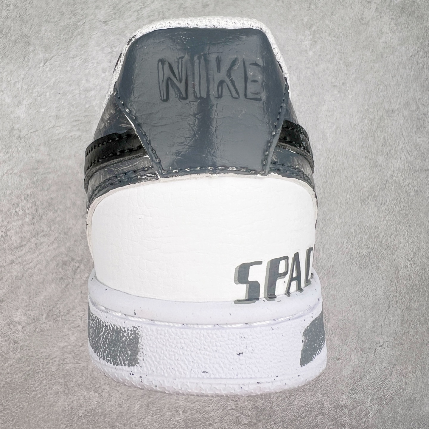 图片[8]-NK Court Vision 1 Low“暗黑骑士②” 手绘涂鸦定制板鞋 暗黑骑士的武器和魔法是他们力量的象征。他们手持巨大而沉重的双手剑或战斧，剑身往往刻满神秘符文，能释放出黑暗之力，每一次挥舞都带着毁天灭地的气势；他们还掌握黑暗魔法，可召唤黑暗能量，对敌人造成直接伤害 货号：DH2987-211 尺码：36 36.5 37.5 38 38.5 39 40 40.5 41 42 42.5 43 44 44.5 45-选品中心