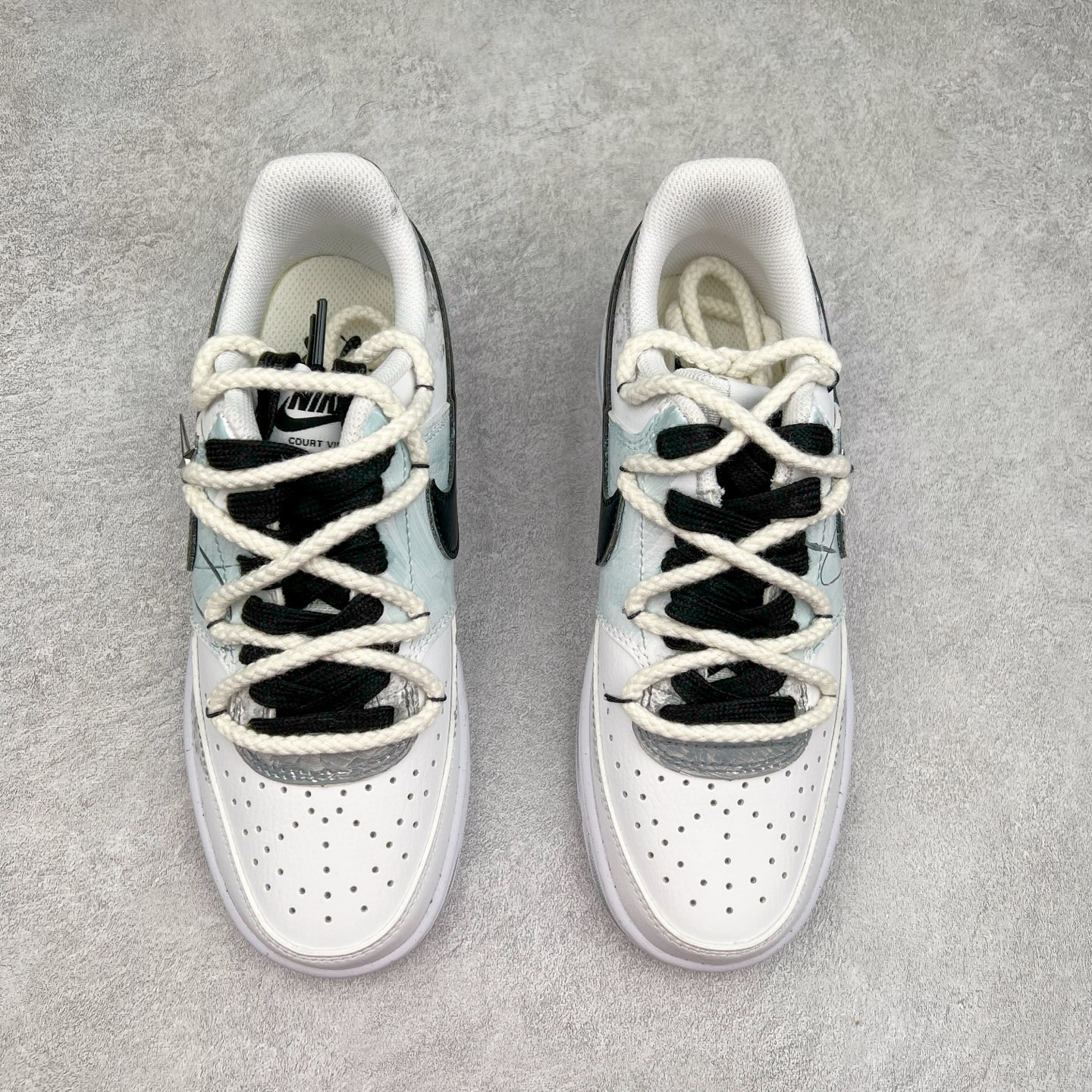 图片[2]-NK Court Vision 1 Low“暗黑骑士②” 手绘涂鸦定制板鞋 暗黑骑士的武器和魔法是他们力量的象征。他们手持巨大而沉重的双手剑或战斧，剑身往往刻满神秘符文，能释放出黑暗之力，每一次挥舞都带着毁天灭地的气势；他们还掌握黑暗魔法，可召唤黑暗能量，对敌人造成直接伤害 货号：DH2987-211 尺码：36 36.5 37.5 38 38.5 39 40 40.5 41 42 42.5 43 44 44.5 45-选品中心