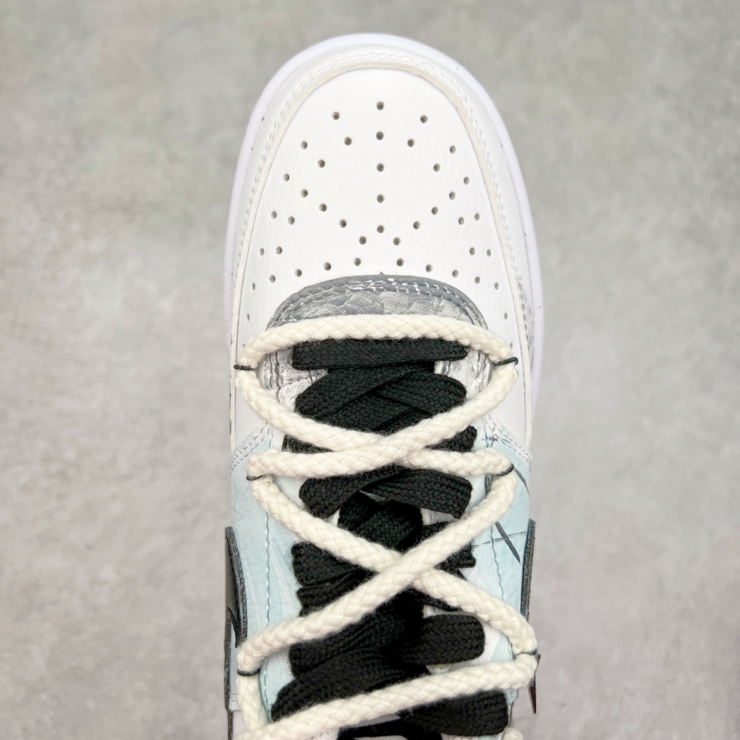 图片[4]-NK Court Vision 1 Low“暗黑骑士②” 手绘涂鸦定制板鞋 暗黑骑士的武器和魔法是他们力量的象征。他们手持巨大而沉重的双手剑或战斧，剑身往往刻满神秘符文，能释放出黑暗之力，每一次挥舞都带着毁天灭地的气势；他们还掌握黑暗魔法，可召唤黑暗能量，对敌人造成直接伤害 货号：DH2987-211 尺码：36 36.5 37.5 38 38.5 39 40 40.5 41 42 42.5 43 44 44.5 45-选品中心